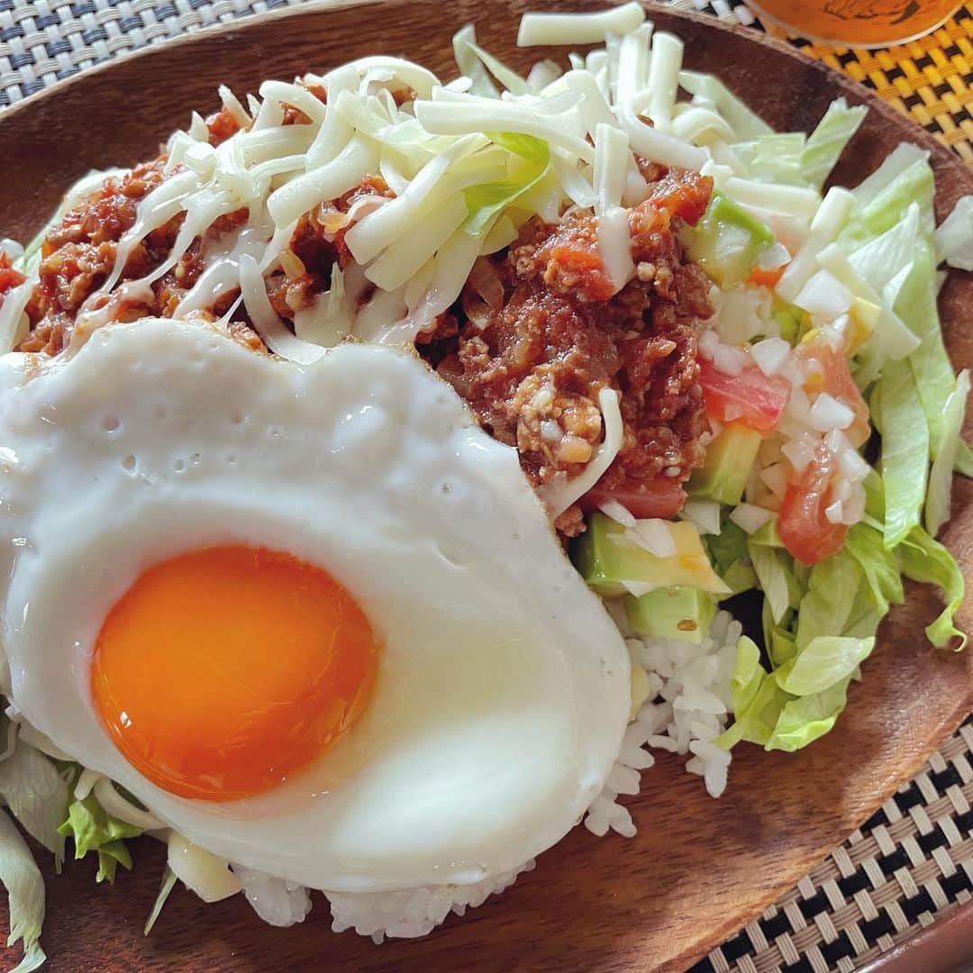 入山法子さんのインスタグラム写真 - (入山法子Instagram)「朝ごはんとか晩ごはんとか。 暑さに負けまいと炭水化物多め…。  ❶夏はキーマだよね〜！🏖️ ❷冷凍してたそら豆ディルごはんに、ラムステーキ。 ❸麻婆丼 ❹先日のタコパで余ったタコミートでタコライス。 ❺先日のタコパで余ったタコミートでパスタ。と、ミズ。 ❻夏はそうめんだよね〜！と、ミズ。(クッションの乱れご容赦ください。) ❼なんでもない日、3連発。イチ、 ❽ニ、 ❾サン。 ➓桃ディルは、桃にホイップしたギリシャヨーグルトをぽてっと添えて、はちみつをまわしかけて、塩胡椒、で、ディルです☺️🍑🌿✨」7月8日 17時26分 - iriyamanoriko_official