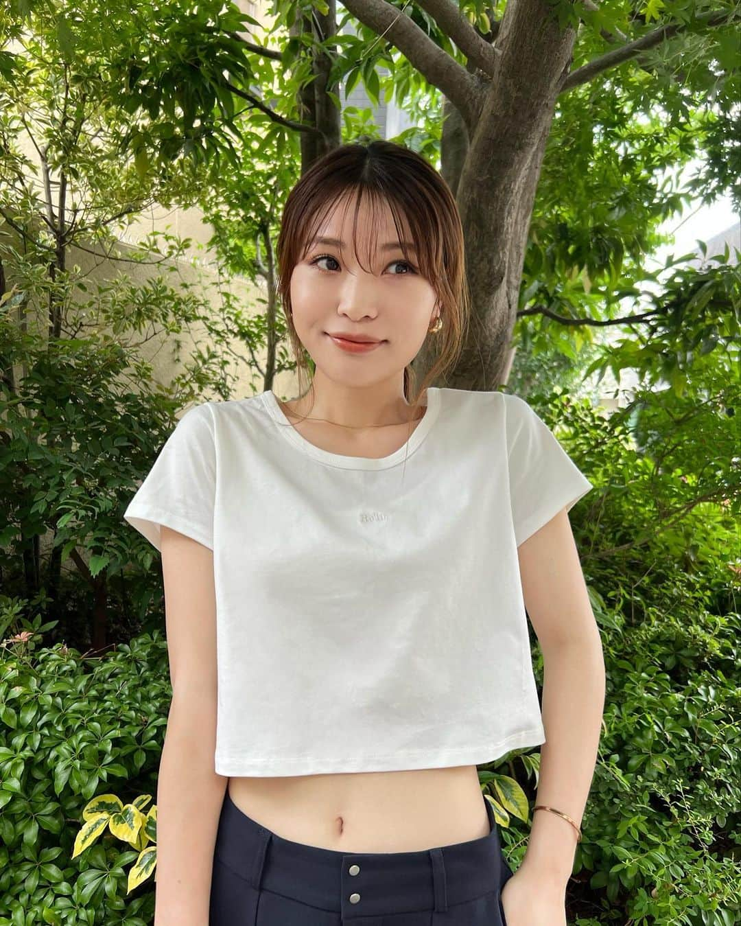 三橋栄香のインスタグラム：「この間のコーデ🙌  大きめのTシャツも好きだけどミニTでバランスよく！を意識してみた(笑)  さりげないロゴがポイントのTシャツ。夏に大活躍しそう〜 @roin_official  デニムに合わせたり、ワンピースにレイヤードするのも良さそう！  いしかわなつみちゃんのブランド🥰 @iskw_ntm    #低身長コーデ #roin #白T #ミニT #fashion #coordinate」