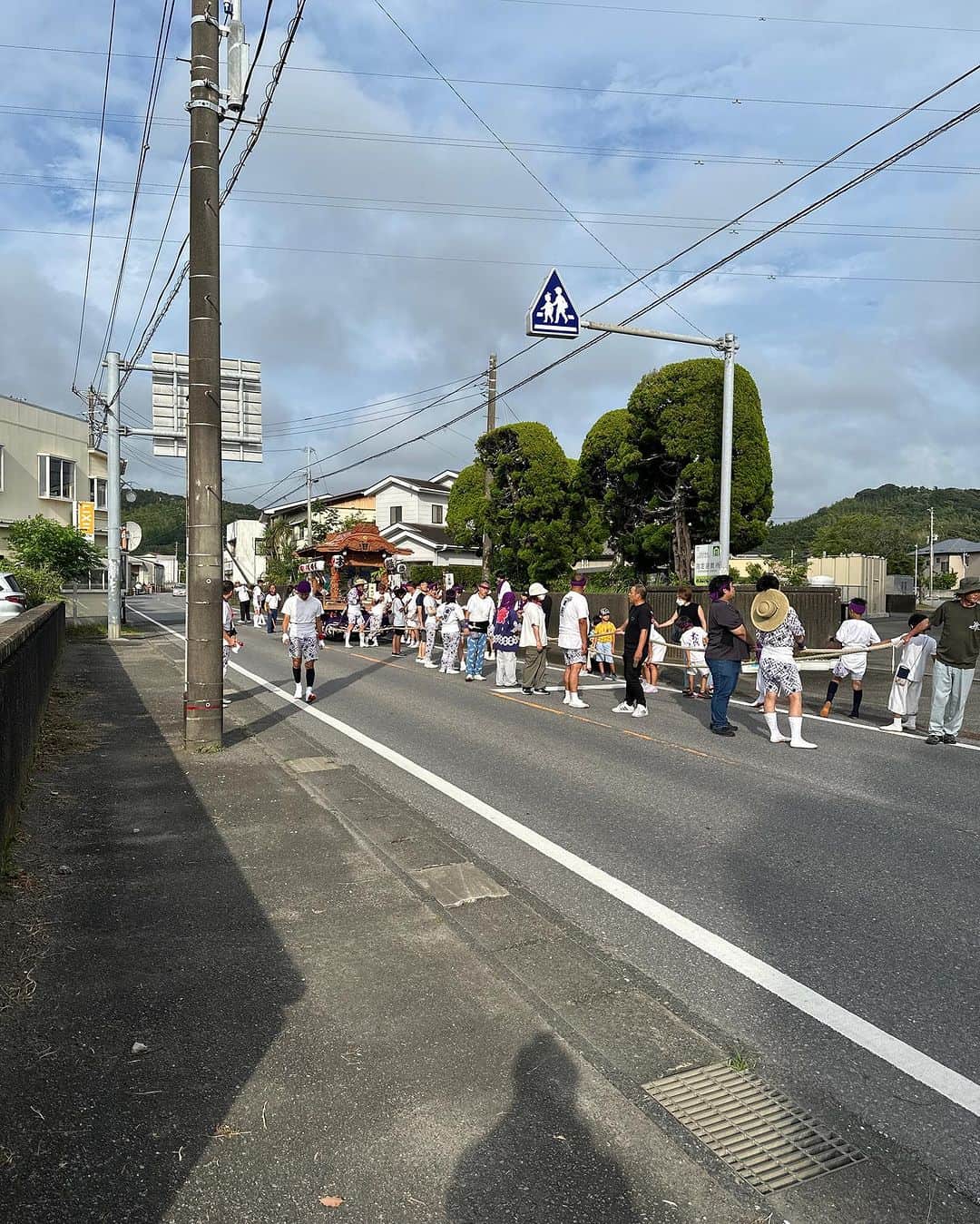 林克治のインスタグラム：「南房総市本織地区祭礼！ おめでとうございます！！  山車を引っ張るのなんて28年ぶりではなかろうか！ 高校の同級生との2ショット。 感慨深いです。  おめでとう御座います！  #祭礼 #南房総市 #本織地区 #本織 #三芳村 #同級生」