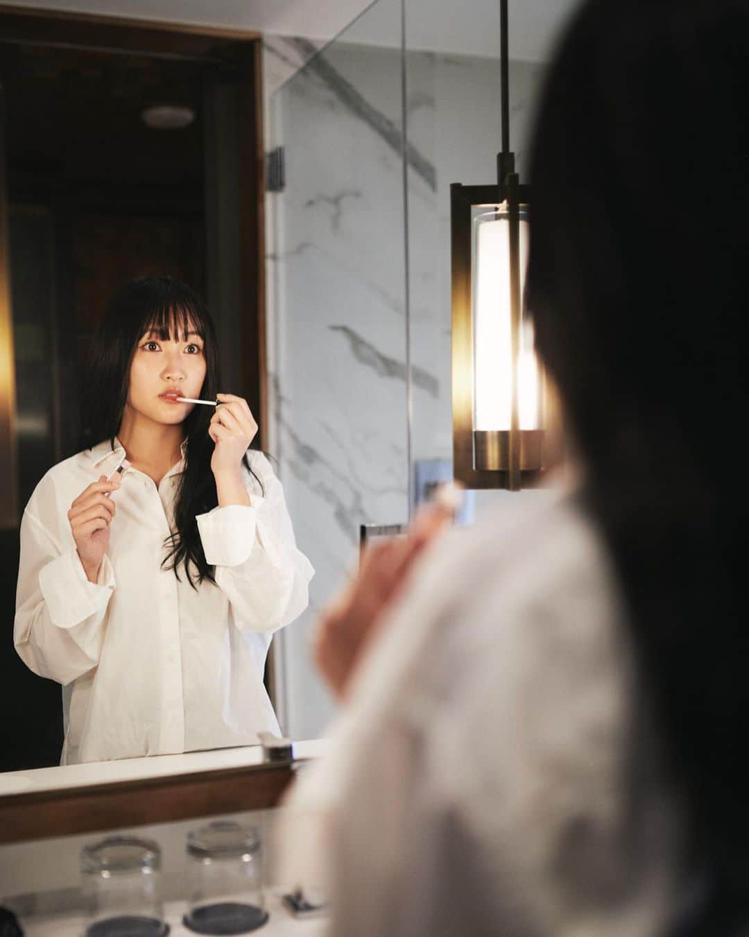 のインスタグラム：「Me in a different world inside the mirror.  LAで撮って頂いた写真🪞  photo by @joshramosphoto」