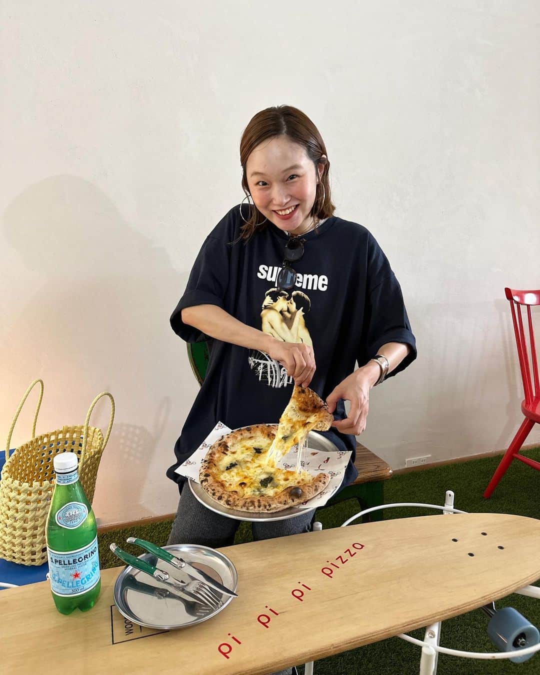 青木美緒のインスタグラム：「最近🌻 . 夫婦兼用で使えるかなって買ったSupreme のTシャツと 今日食べたピザ🍕🫶☺️ (1〜6枚目) .  とにかく食べたいものを食べてる🥟(8枚目) . キールズで美容液とクリーム買ったら、サンプル沢山付いてきた☺️💯💯美容液違うのにしたけど、 やっぱりこれに戻ってきた👏 (9枚目) . 親友から貰った早めのお祝いは 👶のファーストトイ🎁🥲🧸 (10枚目) . #マタニティコーデ #マタニティ #臨月」