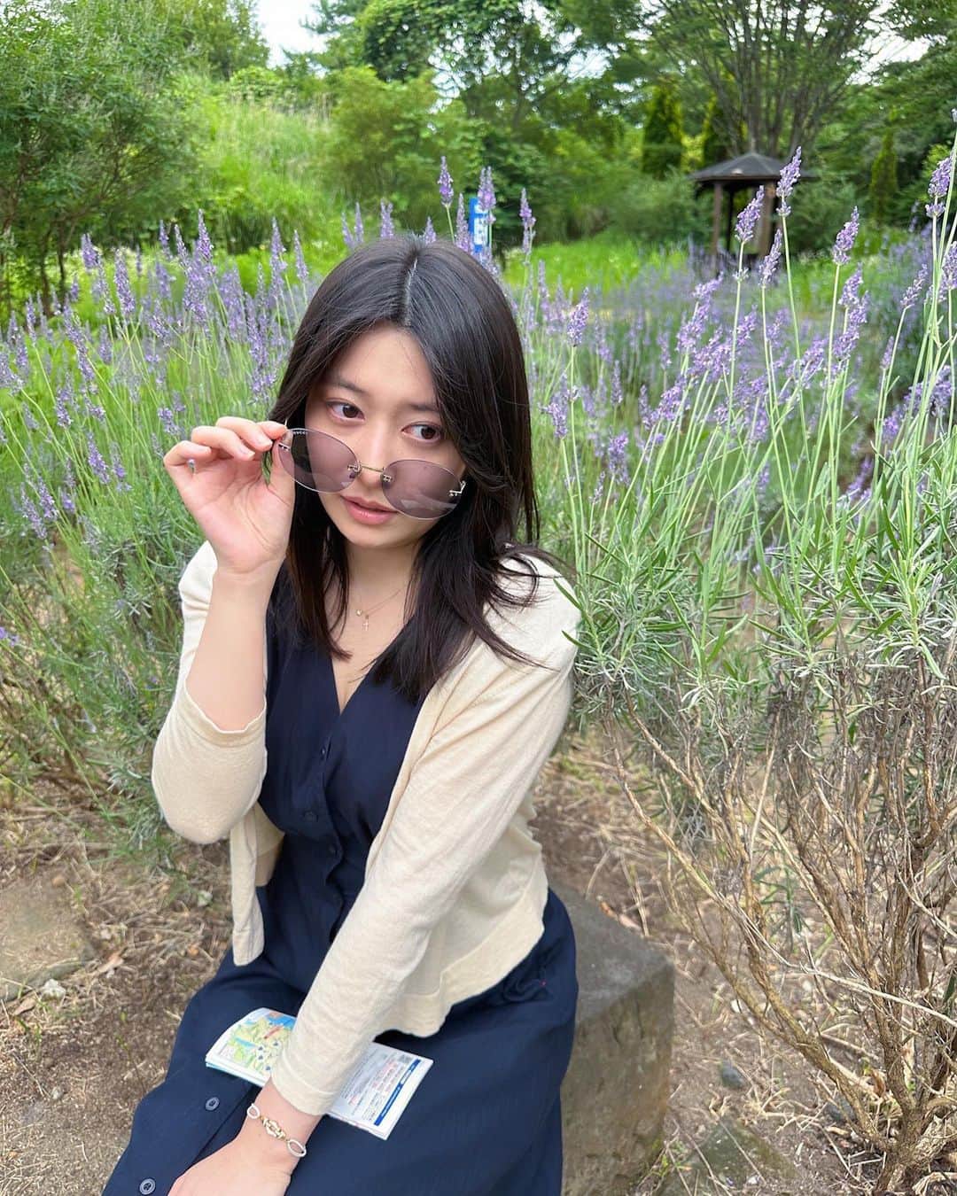のインスタグラム：「いま時期のラベンダーと🪻  そしてサングラス外した瞬間、眩しさで涙が🥹笑 涙目写真続きますw  #ラベンダー  #かおるの目が開かないシリーズ」