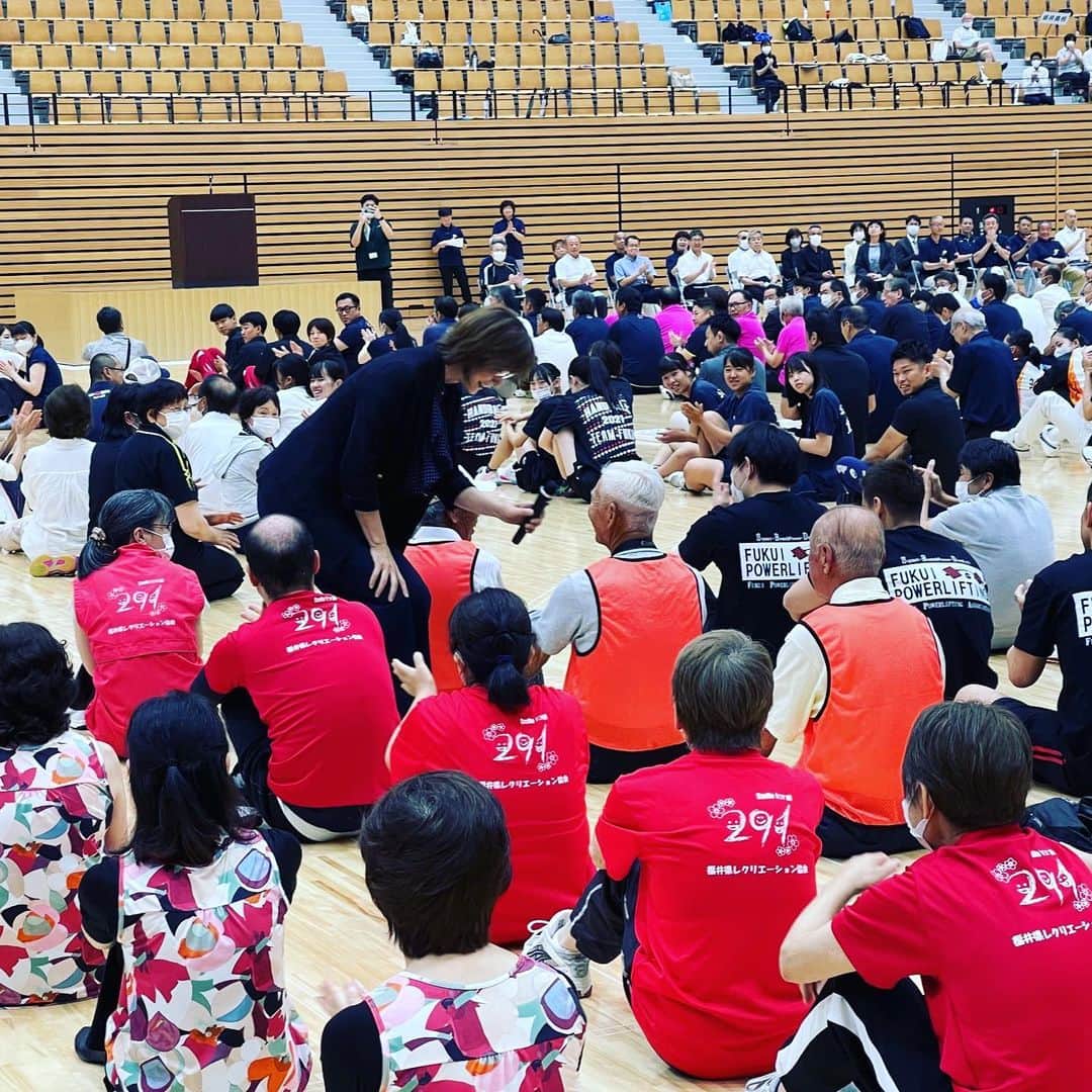 益子直美さんのインスタグラム写真 - (益子直美Instagram)「福井県に行ってきました！  『′23県民スポーツ祭』の総合開会式で、お話しさせていただきました！ 85歳の方にインタビュー！ 私も80代までスポーツを楽しみたいな！憧れです！！  開会式の後、色々な競技を体験ができて、素晴らしい試み！ 私は太極拳を体験させていただきました！ あー、写真がない！ きっとへっぴり腰だったんだろうな！笑笑  ゆるキャラのハピリュウくんと。 可愛かったな！！  スタッフのみなさま、ありがとうございました☆  #福井県 #はぴりゅう  #県民スポーツ祭」7月8日 17時34分 - naomi.masuko