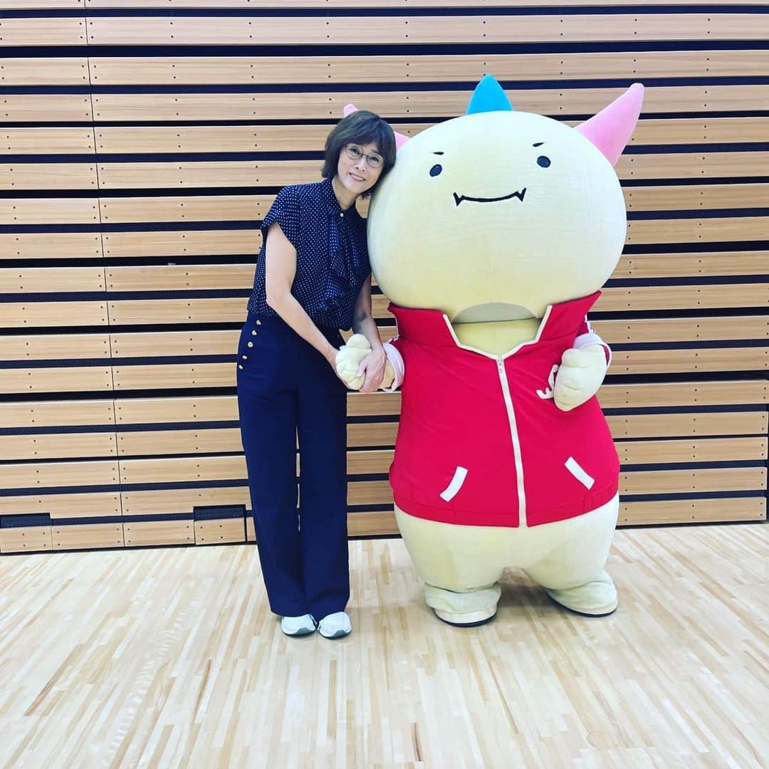 益子直美のインスタグラム：「福井県に行ってきました！  『′23県民スポーツ祭』の総合開会式で、お話しさせていただきました！ 85歳の方にインタビュー！ 私も80代までスポーツを楽しみたいな！憧れです！！  開会式の後、色々な競技を体験ができて、素晴らしい試み！ 私は太極拳を体験させていただきました！ あー、写真がない！ きっとへっぴり腰だったんだろうな！笑笑  ゆるキャラのハピリュウくんと。 可愛かったな！！  スタッフのみなさま、ありがとうございました☆  #福井県 #はぴりゅう  #県民スポーツ祭」