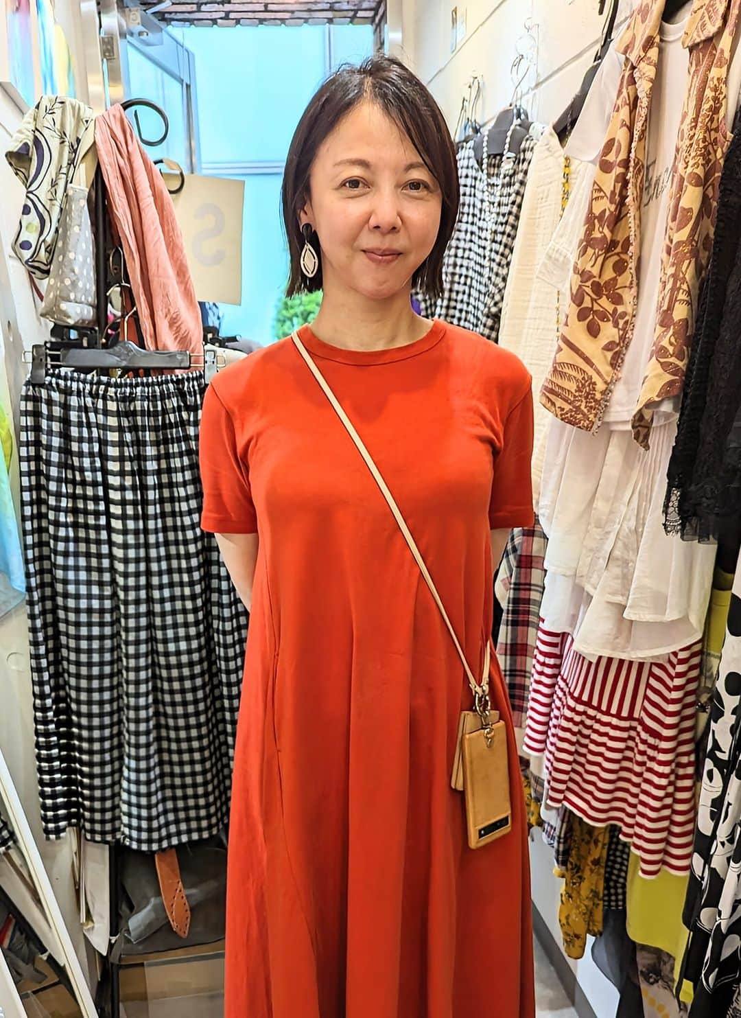 平井富子のインスタグラム：「美容院帰りに、アヤさんがアンシャンテに、、  建築関連のお仕事で、店に置いてある倉俣史朗さんの椅子をきっかけに建築トークで盛り上がり。楽し〜  フランス製の、水牛の角で作ったピアスを気に入って頂きました。そのまま着用。お似合い〜  また、遊びに来てください♥お話しましょう～」