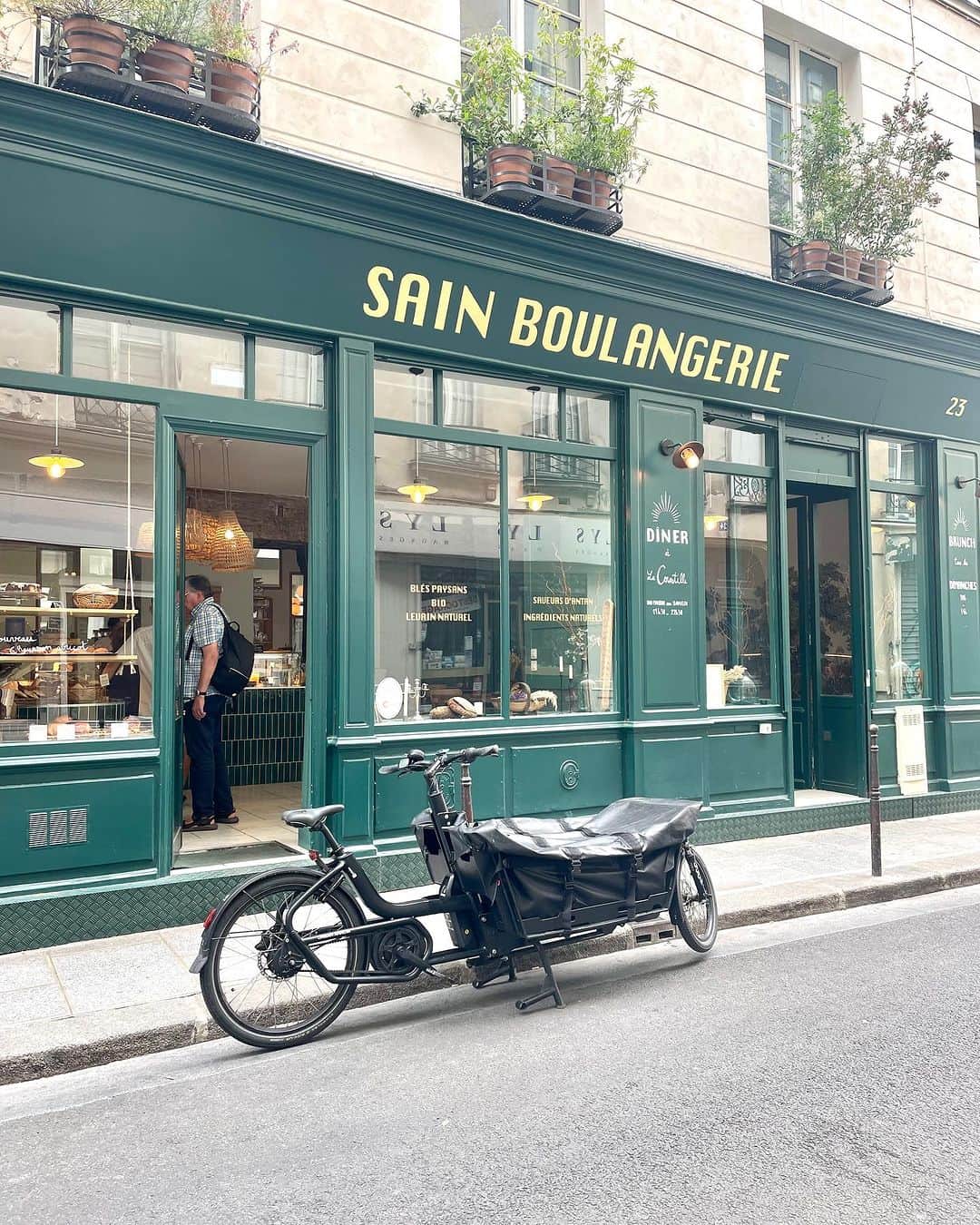 EFFIEさんのインスタグラム写真 - (EFFIEInstagram)「朝ごはんがおいしいと一日が幸せ  ということで、今日は、マレにできたオススメパン屋さんです。 10区のカナルサンマルタン運河に小さくてアトリエ兼のパン屋さんが、 2店舗目をマレにOPENさせました。  マレにイートインもできるようになった @sain_boulangerie 📍23 rue des Gravilliers 75003  ゆったり店内は、居心地がとってもいい！  年度末で、心が浮足立っている心、ゆったりと休ませてくれました。  ････････････････････････････  明日7月9日のインスタライブは 南仏蚤の市散歩です！  お楽しみに！  ＋＋＋＋＋＋＋＋＋＋＋＋＋＋＋＋＋  Parisからのお知らせ！  📍蚤の市Oneline個別先行販売会申し込みスタート  シャンパーニュや、南仏蚤の市で買付したものを、7月末 ParisのバイヤーNAMIと1対1で、ZOOMを使い、直接ゆっくりと お選びいただける機会を設けさせていただきます。  ＊8月に一般販売を始める前の先行販売紹介となっております。 残り4枠となっております。  ＊お申込み開始は、 インスタグラム　ストリーズから　お申込み開始いたします。  📍7月9日(日）19:00〜 (いつもと、日にちも時間も違います！) 南仏の大好きな町で大きなBROCANTE散歩  そこでの買付ライブを行います！！ 川の横に立ち並ぶ、ブロカント。 観光客と地元の人で行きかう、 何かを見つけようとしている人、なにかあったらいいね～と ただぶらぶらしている人。 おもちゃを選ぶこどもたち。 これぞ、バカンス。フランスの南仏のバカンスの風を感じていただけたら嬉しいです。  📍決定！7月28日 (金) 【PARISトートバッグフェア】　 INSTALIVE In PARIS　 今回は、パリでも人気の　BrigitteTANAKAさんのオーガンジーバッグもたくさんご紹介いたします！ @brigittetanaka  #南仏 #蚤の市 #パリ散歩 #ブロカント #フランスアンティーク #アンティーク雑貨 #フランスアンティーク食器 #プロバンス #インスタライブ #フランス #フランス生活 #パリ在住 #フランス在住 #パリ好きな人と繋がりたい #パリ観光 #パリの日常 #パリライブ配信 #パリ好き #パリ好きな人と繋がりたい #パリのバイヤー #パリの風景 #paristourisme #パリ大好き #ライブ配信 #フランス語勉強中 #efinternational #フランス情報#フランス在住 #パリ #paris #パリ旅行 #vlog」7月8日 17時38分 - e.f.international