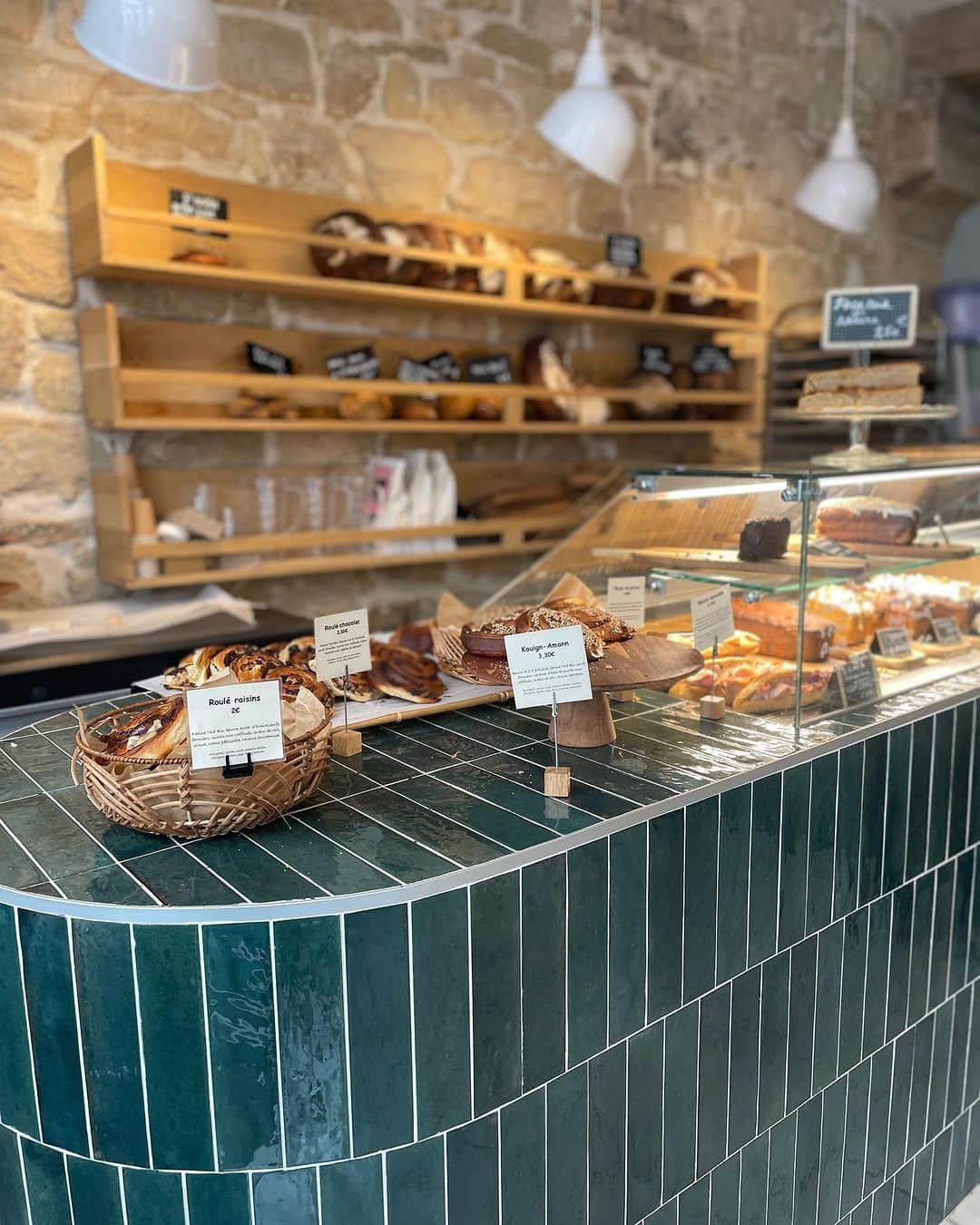 EFFIEさんのインスタグラム写真 - (EFFIEInstagram)「朝ごはんがおいしいと一日が幸せ  ということで、今日は、マレにできたオススメパン屋さんです。 10区のカナルサンマルタン運河に小さくてアトリエ兼のパン屋さんが、 2店舗目をマレにOPENさせました。  マレにイートインもできるようになった @sain_boulangerie 📍23 rue des Gravilliers 75003  ゆったり店内は、居心地がとってもいい！  年度末で、心が浮足立っている心、ゆったりと休ませてくれました。  ････････････････････････････  明日7月9日のインスタライブは 南仏蚤の市散歩です！  お楽しみに！  ＋＋＋＋＋＋＋＋＋＋＋＋＋＋＋＋＋  Parisからのお知らせ！  📍蚤の市Oneline個別先行販売会申し込みスタート  シャンパーニュや、南仏蚤の市で買付したものを、7月末 ParisのバイヤーNAMIと1対1で、ZOOMを使い、直接ゆっくりと お選びいただける機会を設けさせていただきます。  ＊8月に一般販売を始める前の先行販売紹介となっております。 残り4枠となっております。  ＊お申込み開始は、 インスタグラム　ストリーズから　お申込み開始いたします。  📍7月9日(日）19:00〜 (いつもと、日にちも時間も違います！) 南仏の大好きな町で大きなBROCANTE散歩  そこでの買付ライブを行います！！ 川の横に立ち並ぶ、ブロカント。 観光客と地元の人で行きかう、 何かを見つけようとしている人、なにかあったらいいね～と ただぶらぶらしている人。 おもちゃを選ぶこどもたち。 これぞ、バカンス。フランスの南仏のバカンスの風を感じていただけたら嬉しいです。  📍決定！7月28日 (金) 【PARISトートバッグフェア】　 INSTALIVE In PARIS　 今回は、パリでも人気の　BrigitteTANAKAさんのオーガンジーバッグもたくさんご紹介いたします！ @brigittetanaka  #南仏 #蚤の市 #パリ散歩 #ブロカント #フランスアンティーク #アンティーク雑貨 #フランスアンティーク食器 #プロバンス #インスタライブ #フランス #フランス生活 #パリ在住 #フランス在住 #パリ好きな人と繋がりたい #パリ観光 #パリの日常 #パリライブ配信 #パリ好き #パリ好きな人と繋がりたい #パリのバイヤー #パリの風景 #paristourisme #パリ大好き #ライブ配信 #フランス語勉強中 #efinternational #フランス情報#フランス在住 #パリ #paris #パリ旅行 #vlog」7月8日 17時38分 - e.f.international