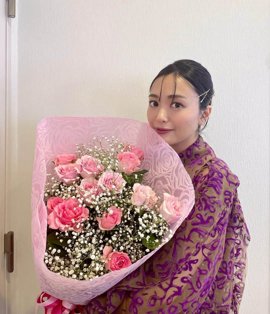 北原里英のインスタグラム：「💐 遅ればせながら… キャスターな会のときの衣装と 素敵な花束🧚  @ete_official  @basemark_official  @yelloshoes_official」