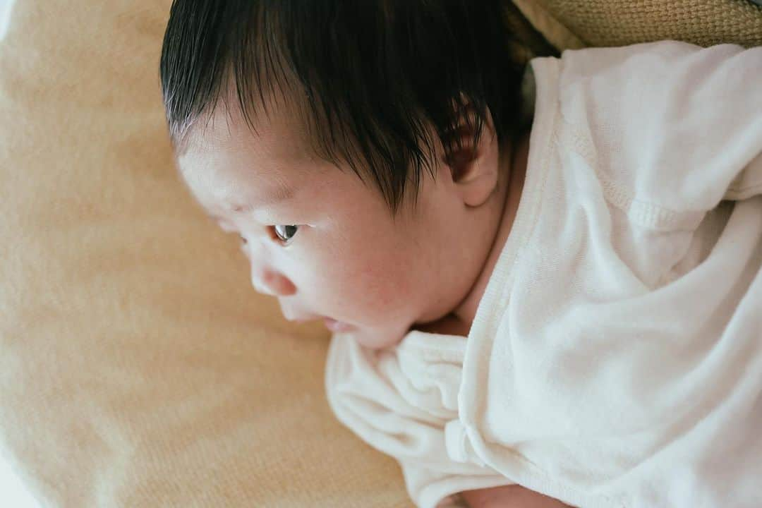 naoko tawaraのインスタグラム：「6/25に無事に女の子を出産しました👶 気にかけてくださったみなさま、応援してくださったみなさま、ありがとうございました。 出産直前に旦那がコロナになったり、産後わたしもコロナを発症したりとドタバタだった今回の出産。出産も入院も隔離されて、退院時もテントみたいな車椅子に乗せられ、防護服をきた助産師さんに運ばれて病院をでました。（ある意味貴重な体験に） 退院後も心配事だらけで不安いっぱいだったのですが、おっとりした性格の次女に救われて、心身ともに落ち着いていきました。今はとっても穏やかに過ごしてます。娘たちがコロナ発症しなくてほんとによかった🥹  外へでれるようになったら、次女連れて各所お散歩してると思うので、ぜひお会いするときはみなさん抱っこしてやってください〜。 はやく動き回りたい〜。」