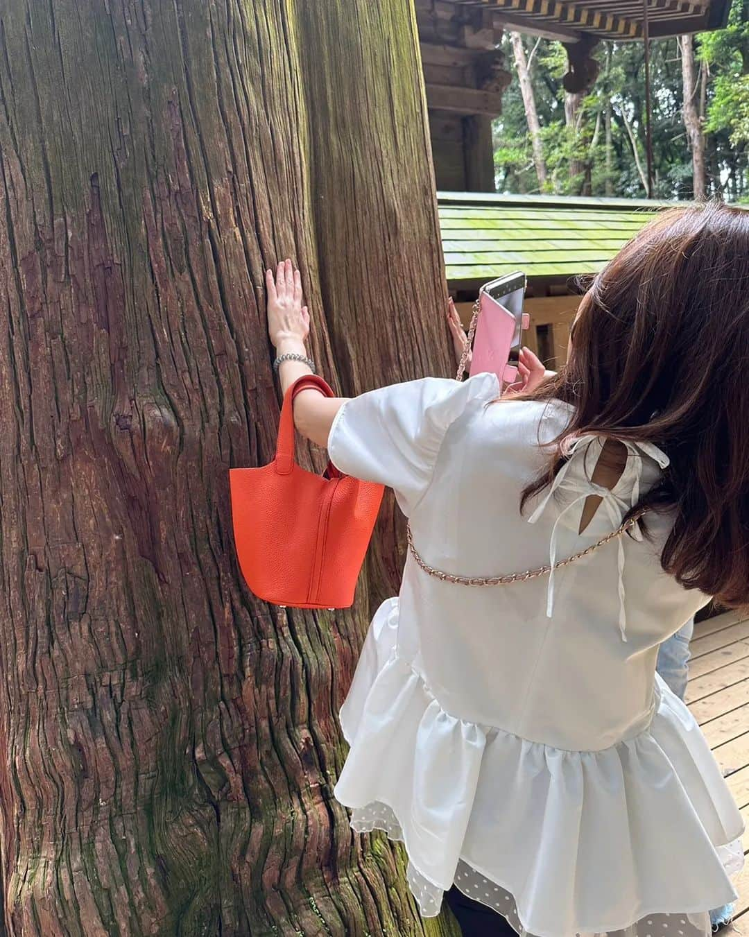 佐藤純さんのインスタグラム写真 - (佐藤純Instagram)「ナオちゃんとふたりで小旅行🚙💕  鹿島神宮へ⛩️  @nao_nao310   ボランティアのガイドさんが境内を案内してくれました😊  『ここに止まって上を見上げてごらん』と。  そこにはハートが♥️  ハートが見えるスポットをたくさん教えてくれました😍  途中で食べた梅シロップのかき氷がめちゃめちゃ美味しかった🍧  鹿島神宮✨なんだか気持ちがすーっとしたな～😊  そして、ガイドさんのご指導のもと、私達はこの後、香取神宮も行ったのです🚙  #鹿島神宮 #小旅行 #大人の遠足 #ママ #ママモデル #モデル #mama #mamamodel #model」7月8日 17時53分 - junsatoidea