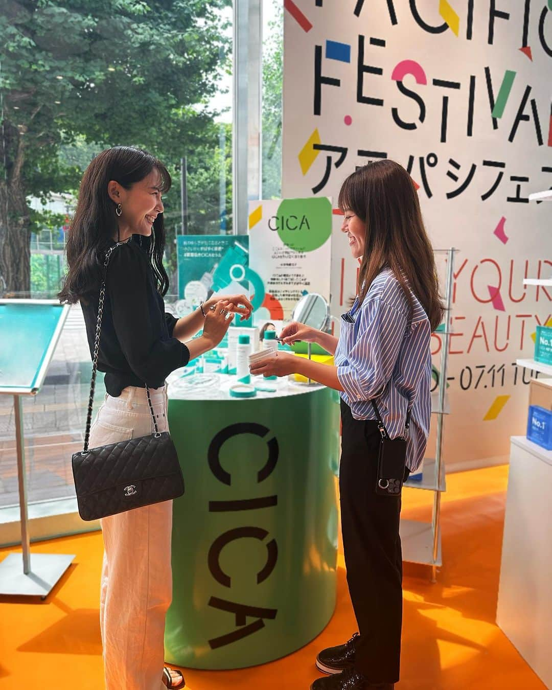 りーまるのインスタグラム：「🇰🇷アモパシフェス@amorepacific_festival_jp  行ってきました！  【詳細】 場所@cosme TOKYO 期間6/28-7/11  【特典】 エストラの人気商品のサンプルの プレゼントキャンペーンも実施中だった💓 ※実際かなりお土産もらえたから、 これだけでも行く価値ある🤫✨  【感想】 韓国皮膚科で ダントツ人気と言われている メディビューティーブランド 「エストラ」が 日本本格上陸前に 期間限定で上陸してました😍  エストラ ( @aestura_jp )は 「innisfree」、「LANEIGE」、「ETUDE」など 有名韓国コスメと同じ アモーレパシフィックのブランド🙆‍♀️  今、日本でエストラの商品を実際に試せるのは アモパシフェスだけで、 ブース体験も大盛況だった✍️💓  【おすすめ】 「エイシカ365シリーズ」が かなりよくて、 特に、瞬間処方CICAセラムは 浸透力がすごかったです😳❣️  ・ ・ ・ #エストラ #アモパシフェス #メディビューティー #韓国コスメ #プロモーション #エイシカ365マイクロセラム #瞬間処方CICAセラム #マイクロシカ #アットコスメトーキョー #韓国基礎化粧品#韓国スキンケアレビュー #韓国美容皮膚科#韓国スキンケアブランド #韓国スキンケアレポ #韓国クリーム#韓国美容情報 #韓国美容好き#韓国コスメおすすめ#乾燥肌にオススメ #韓国スキンケアおすすめ#韓国スキンケア好きな人と繋がりたい」