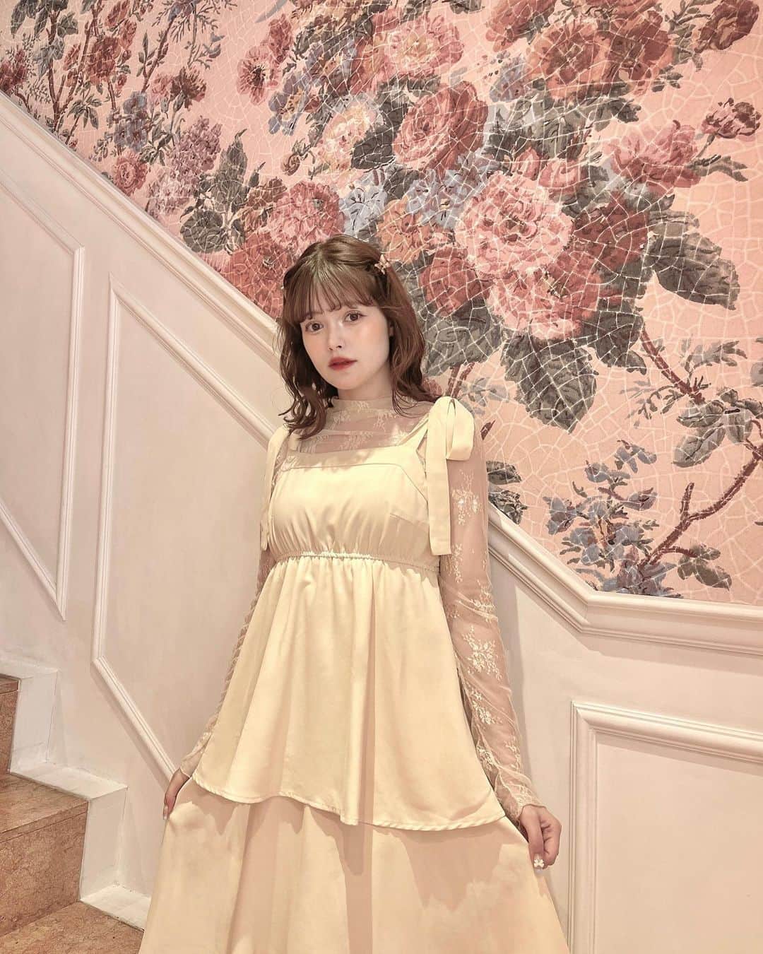 のインスタグラム：「𝕪𝕖𝕝𝕝𝕠𝕨 𝕗𝕣𝕚𝕝𝕝 𝕕𝕣𝕖𝕤𝕤🍋💛🍯  𓂃  夏らしくイエローコーデ💛 フリルになっている @junoah_official  の可愛すぎるワンピース🫶🏻  肩のところもリボンになってるのも可愛い🎀  只今ZOZOTOWNセール中みたいなので、 チェックしてみてね🫶🏻  𓂃  #junoah #cafe #code #flowers #vintage #vintagegirl #antique #frenchgirl #mery #rili_tokyo #fashion #ootd #dress #タイアップ #ジュノア #ドレス #フリル #ワンピース #ワンピースコーデ #イエロー #ガーリー #パリジェンヌ #きょコ #コーデ #コーディネート #フレンチガーリー #フレンチガーリーコーデ #ヴィンテージ #ヴィンテージライク #ヴィンテージガーリー」