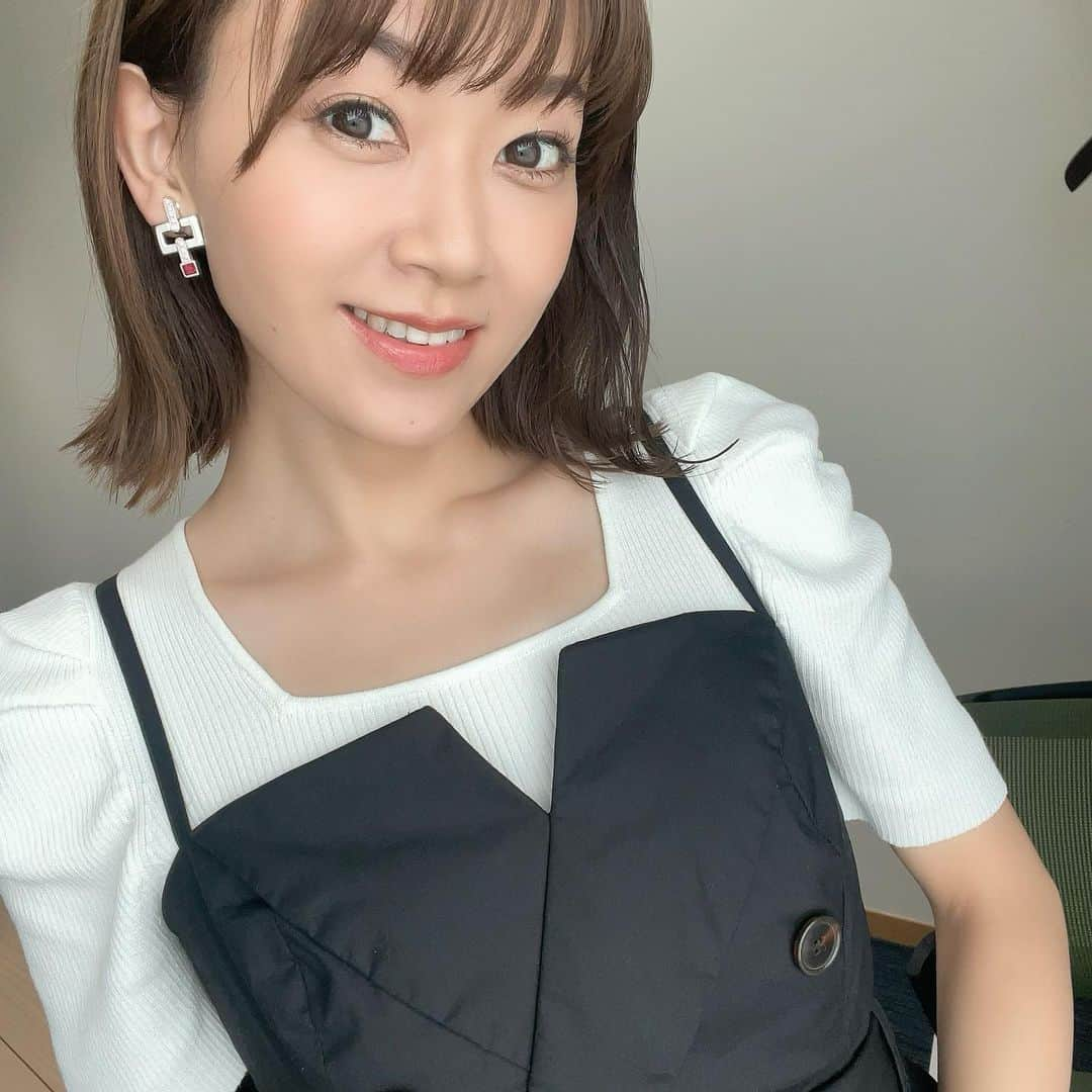 岡部玲子のインスタグラム：「本日の衣装とヘアアレンジとアクセサリー✨  プライベートでも着たくなっちゃう (@shop_euroworks )さんの トレンチ風キャ見るワンピースは 白のトップスと相性抜群で…好き🖤  (@abiste_official )さんの 赤がポイントのイヤリングもカチッと感も出ていい🥹  髪の毛は切ったばかりで シルエットが素敵なダウンスタイルにして頂きました☺️  今日もテンションが上がる 素敵なスタイリングをしてくださった皆様に感謝です🙏✨  🏇は最初はなかなかよかったのに…  最終レースが終わったら  #ガッツリマイナス  つぎ足しまでして  何やってんだか私😂  明日頑張ります💪  今日もご視聴頂きました皆様✨ ありがとうございました🙏✨  皆様も 素敵な週末をお過ごしくださいね☺️  #岡部玲子 #タレント　#レポーター　#競馬キャスター　#競馬　#生放送　#競馬中継　#グリーンチャンネル　#衣装　#ヘアアレンジ　#アクセサリー　#tvshow #dress #hairarrange #accessories #🏇」