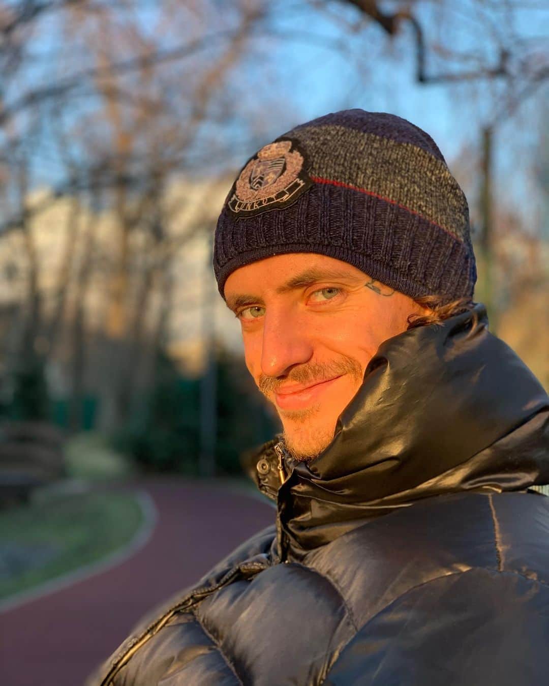 エレーナ・イリニフのインスタグラム：「«Счастье- это когда нет несчастья»  Долго писала пост. Анализировала. Пыталась перенести всю важность недавнего осознания «своего» счастья!   Думала о том, что когда-то, исполнив мечту (мечту ли?) обретала счастье, которое потом превращалось в несчастье.  Новой мечты не находилось, зато находились обвинения себя в своем же потерянном Сча…   Тебя не было целую вечность, 4 раза обещаний вернуться «послезавтра» …эти 2 недели были самыми страшными (хоть страх был где-то очень глубоко внутри)  И в секунду ты дома …я судорожно пылесосила не останавливаясь. отшучивалась глядя на тебя в дверях…   «Счастье- это когда нет несчастья»  Спасибо, что ты есть! Я тебя очень сильно люблю! 🤍🕊️ а еще я тобой очень сильно горжусь! ✨」