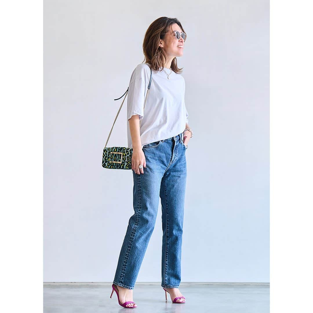 RED CARD TOKYOさんのインスタグラム写真 - (RED CARD TOKYOInstagram)「Naoko Okusa's ''DENIM DIARY'' 〜 Featured item in July .〜  ワードローブに取り入れたいアイテムの１つにデニム があります 定番だからこそデニムをアップデートしていくことが大 切であると語るスタイリスト大草直子さん 大草さんが新たに巡り合ったおすすめのデニムを日記の ように更新していく連載企画。  ======================== RED CARD TOKYO【Katy】 ======================== Style: 124479 Color: akira - Mid Used Size: 22-30 Price: ¥ 23,100 tax included ========================  久々キター🎸🎸‼️ ローライズです。このバランス、うわ！　新鮮です。ローライズながら、腰でしっかりととまる仕様になっていて、少し腰を落としたような着方が可能👖ストレートシルエットでほど良いボリューム感なので、クセが無くどんなスタイリングにも取り入れられるのが鍵🔑。海外🌏では、すでにローライズが注目されているようですよ。  #とにかく新しいデニムを #という方に #おススメです #よ  ======================== その他の商品情報や お取り扱い店舗につきましては 下記の代表窓口へお問い合わせくださいませ。 03-5728-8788 ======================== . . #denimdiary #着回し #連載 #デニムダイアリー @naokookusa #大草直子 さん #redcardtokyo #redcardtokyoKaty #レッドカードトーキョー #レッドカード #レッドカードデニム #デニム #デニムスタイル #ヒップハングデニム #ローライズデニム #ストレートデニム #ケイティ」7月8日 18時03分 - redcardtokyo