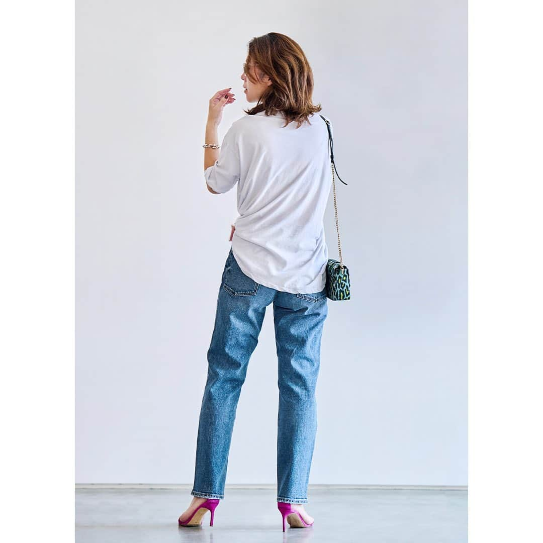 RED CARD TOKYOさんのインスタグラム写真 - (RED CARD TOKYOInstagram)「Naoko Okusa's ''DENIM DIARY'' 〜 Featured item in July .〜  ワードローブに取り入れたいアイテムの１つにデニム があります 定番だからこそデニムをアップデートしていくことが大 切であると語るスタイリスト大草直子さん 大草さんが新たに巡り合ったおすすめのデニムを日記の ように更新していく連載企画。  ======================== RED CARD TOKYO【Katy】 ======================== Style: 124479 Color: akira - Mid Used Size: 22-30 Price: ¥ 23,100 tax included ========================  久々キター🎸🎸‼️ ローライズです。このバランス、うわ！　新鮮です。ローライズながら、腰でしっかりととまる仕様になっていて、少し腰を落としたような着方が可能👖ストレートシルエットでほど良いボリューム感なので、クセが無くどんなスタイリングにも取り入れられるのが鍵🔑。海外🌏では、すでにローライズが注目されているようですよ。  #とにかく新しいデニムを #という方に #おススメです #よ  ======================== その他の商品情報や お取り扱い店舗につきましては 下記の代表窓口へお問い合わせくださいませ。 03-5728-8788 ======================== . . #denimdiary #着回し #連載 #デニムダイアリー @naokookusa #大草直子 さん #redcardtokyo #redcardtokyoKaty #レッドカードトーキョー #レッドカード #レッドカードデニム #デニム #デニムスタイル #ヒップハングデニム #ローライズデニム #ストレートデニム #ケイティ」7月8日 18時03分 - redcardtokyo