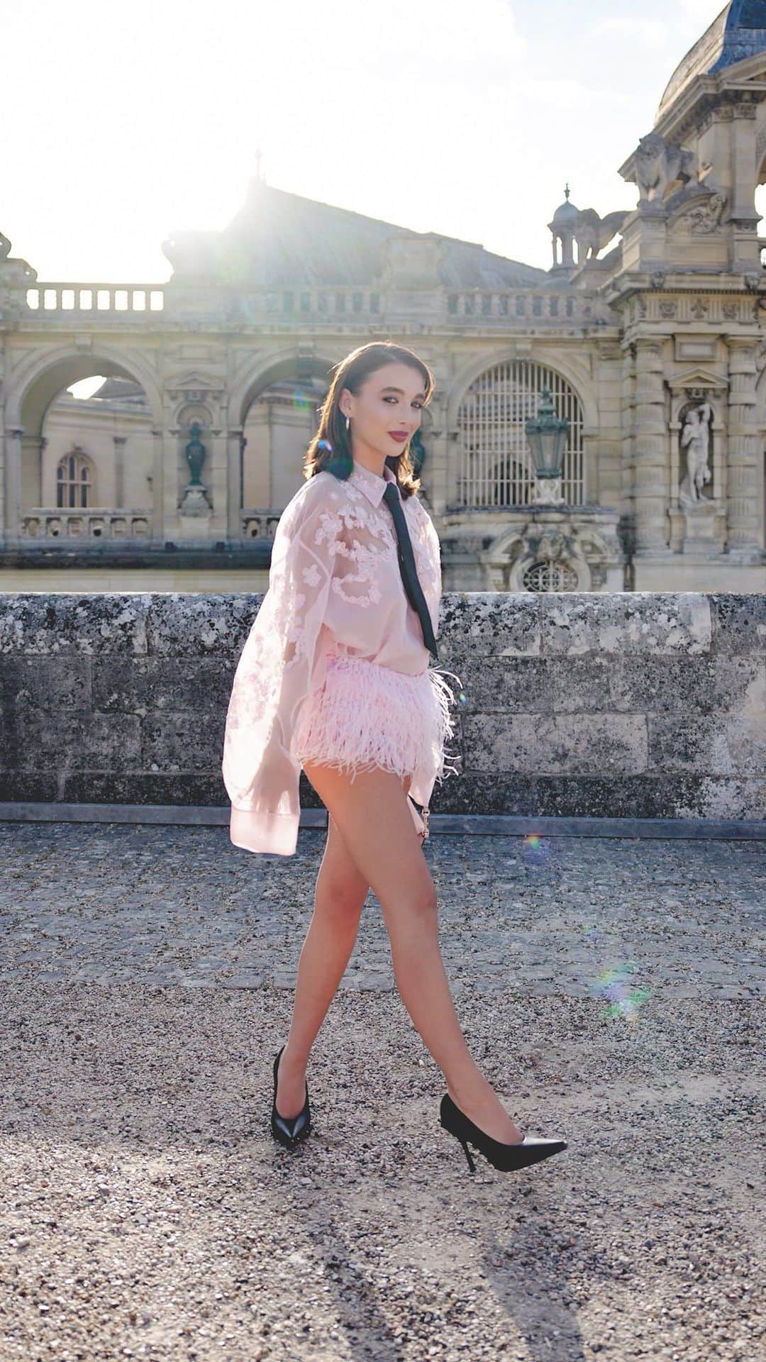 のインスタグラム：「@emmachamberlain, @nicoleariparker, @naomiackie @hannah87oneill and @hadise in attendance at Valentino “Un Château.”   For the show, the friends of the house chose to wear #ValentinoBlackTie looks, styled with #VALENTINOGARAVANI accessories and the #ValenTie.   #ValentinoUnChateau #ValentinoHauteCouture  Videographer: @nishajohny @jonathanjacobs_」