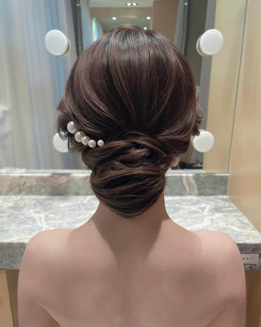 ゼクシィさんのインスタグラム写真 - (ゼクシィInstagram)「. 【ヘアメイクさんを持ち込み！こだわり花嫁ヘア３スタイル】 . 披露宴ヘア「ハイポニー」🐴💕 大きなカールですっきり綺麗な 毛流れが美しいポニー  お色直しヘア「ふわふわハーフアップ」 かわいくなりすぎない大人っぽい ハーフアップでしっとりと  挙式ヘア「シンプルローシニヨン」 シンプルながらも上品なシニヨンは パールピンを飾って💕  どのスタイルも、細やかに計算された とっても素敵なヘアですね ぜひ花嫁ヘアの参考にしてみてね  @cheese0523_ さん . +♥+:;;;:+♥+:;;;:+♥+:;;;:+♥+:;;;:+♥+:;;;:+♥ . プロポーズから結婚式まで素敵なお写真募集中！ . ゼクシィ公式アカウントでお写真を紹介してみませんか？ 【#ゼクシィ2023】 を付けて投稿してください♡ . +♥+:;;;:+♥+:;;;:+♥+:;;;:+♥+:;;;:+♥+:;;;:+♥ . ▼公式アプリもCHECKしてね ゼクシィアプリはURLから @zexyrecruit  ▼理想の会場探しをプロがサポート！ ゼクシィ相談カウンターもCHECK @zexy_counter のURLから  #花嫁ヘア#ウェディングヘア#結婚式ヘア#花嫁ヘアメイク _ #プレ花嫁#結婚式準備#花嫁準備中#結婚式レポ#2023夏婚#2023秋婚#2023冬婚#2023秋婚プレ花嫁#2023冬婚プレ花嫁 _ #ゼクシィアプリ#ゼクシィ」7月8日 18時00分 - zexyrecruit