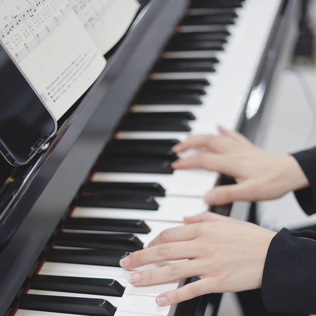 福岡女子短期大学さんのインスタグラム写真 - (福岡女子短期大学Instagram)「💎子ども学科１年生「音楽１」  先日、子ども学科１年生「音楽１」を見学しました。この科目ではピアノの個人レッスンや和声などの理論を学びます。ピアノに真剣に向き合う姿が印象的でした。  #福岡女子短期大学 #子ども学科 #保育学生 #保育士の卵」7月8日 18時00分 - fukuoka_wjc