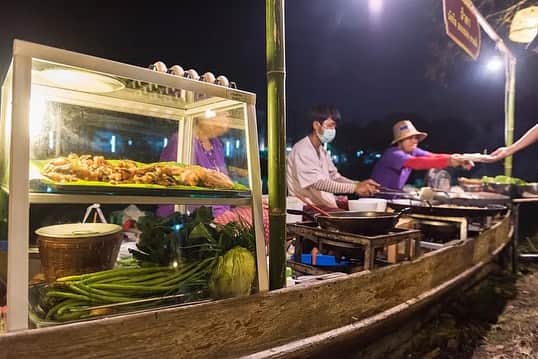 タイ国政府観光庁さんのインスタグラム写真 - (タイ国政府観光庁Instagram)「. ༉‧₊˚ 🇹🇭わざわざ行きタイ旅！ ⠀ ⋯⋯⋯⋯⋯⋯⋯⋯⋯⋯⋯⋯✈  毎週土曜日は、まだあまり知られていないタイの秘境スポットをご紹介♪   今回はアユタヤにある「アユタヤ・ナイトマーケット」へ✨  アユタヤの中心街に位置し、チャオプラヤー川からも程近いアユタヤ・ナイトマーケット🤍　夕暮れ時になると屋台が次々店を開け、ローカルフードやスイーツが楽しめます😋  水辺に漂うゆったりとした雰囲気のなか、日没後は幻想的でフォトジェニックだと、地元民にも観光客にも人気です💓  食べ歩きやお土産探しはもちろん、散策するだけでも楽しめますよ☺️  オープンは金・土・日の16:00～21:00と、週末限定スポットとなります⚠︎　アユタヤ旅行をする際は、ぜひ足を運んでみてください🫶  ☆「行ってみたい！」：いいね❤をタップ ★「参考になった！」：保存ボタン🔖をタップ  #タイ #アユタヤ #アユタヤナイトマーケット #ローカル体験 #タイ文化 #秘境 #アユタヤ観光 #今こそタイへ #こんなタイ知らなかった #もっと知りタイ #はじめてのタイ #タイ旅行 #アユタヤ旅行 #旅好きな人と繋がりたい #旅行好きな人と繋がりたい #海外旅行 #thailand #ayutthaya #ayutthayatrip #ayutthayanightmarket #thaiculture #thainess #localexperience #thailandhiddengems #amazingthailand #thailandtravel #thailandtrip #thaistagram #lovethailand #amazingnewchapters」7月8日 18時00分 - amazingthailandjp