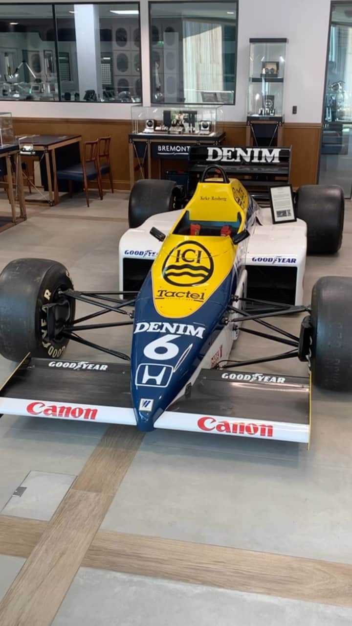 ブレモンのインスタグラム：「The old with the new 😍   📍Bremont HQ ‘The Wing’ in Henley-on-Thames 🏁 #britishgp #williamsracing #bremontwr45」