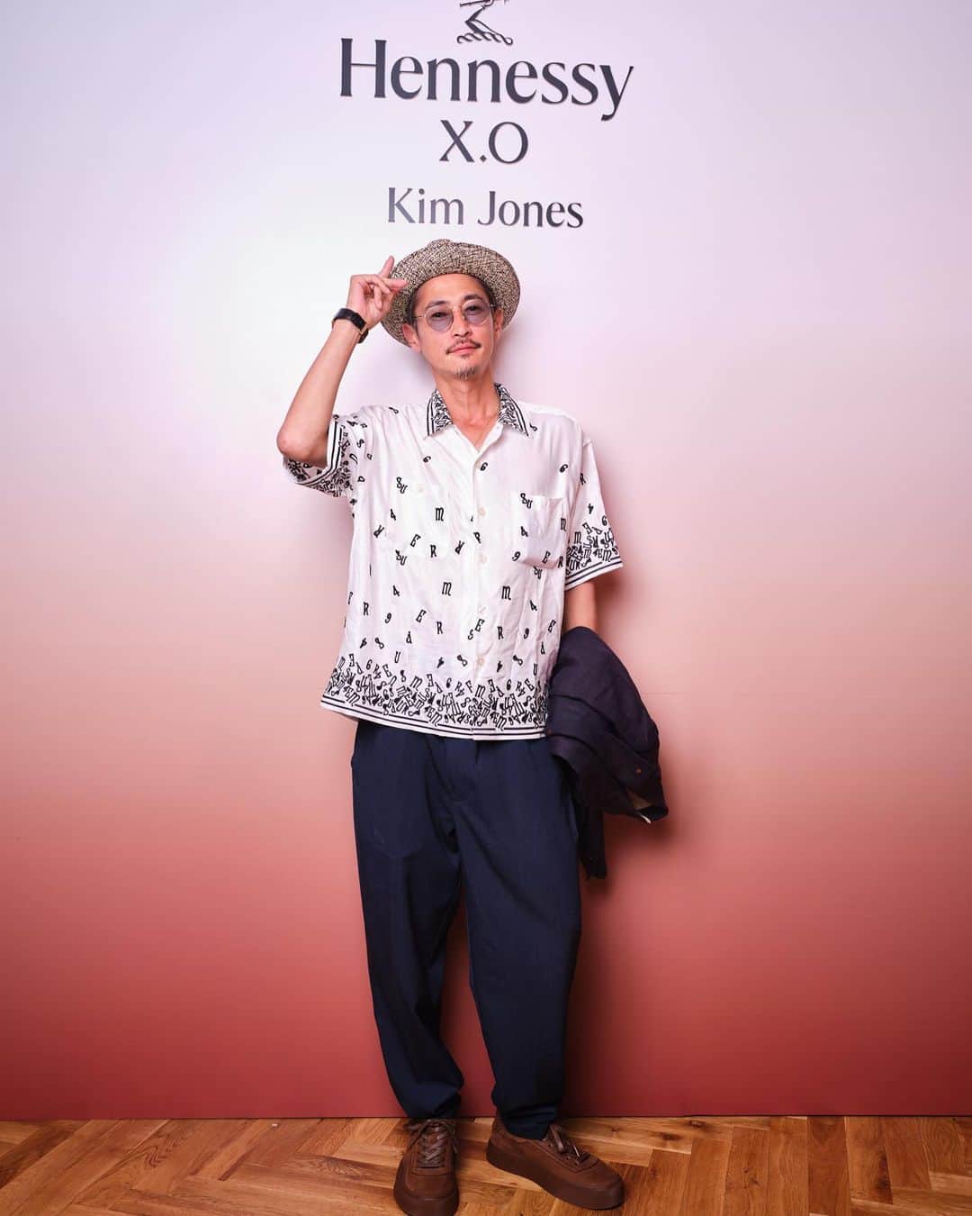 窪塚洋介のインスタグラム：「Hennessy @hennessy  x Kim Jones @mrkimjones ヘネシーX.O限定ボトル ローンチパーティー🥃  キム・ジョーンズがヘネシーにデザインしたスニーカーを履いて🟤  超レアなラインナップの旧知のDJ達の音と共に、コニャックの世界を改めてわからせて頂きました😎✨  #hennessyxkimjones #hennessyXO #ad #DrinkResponsibly」