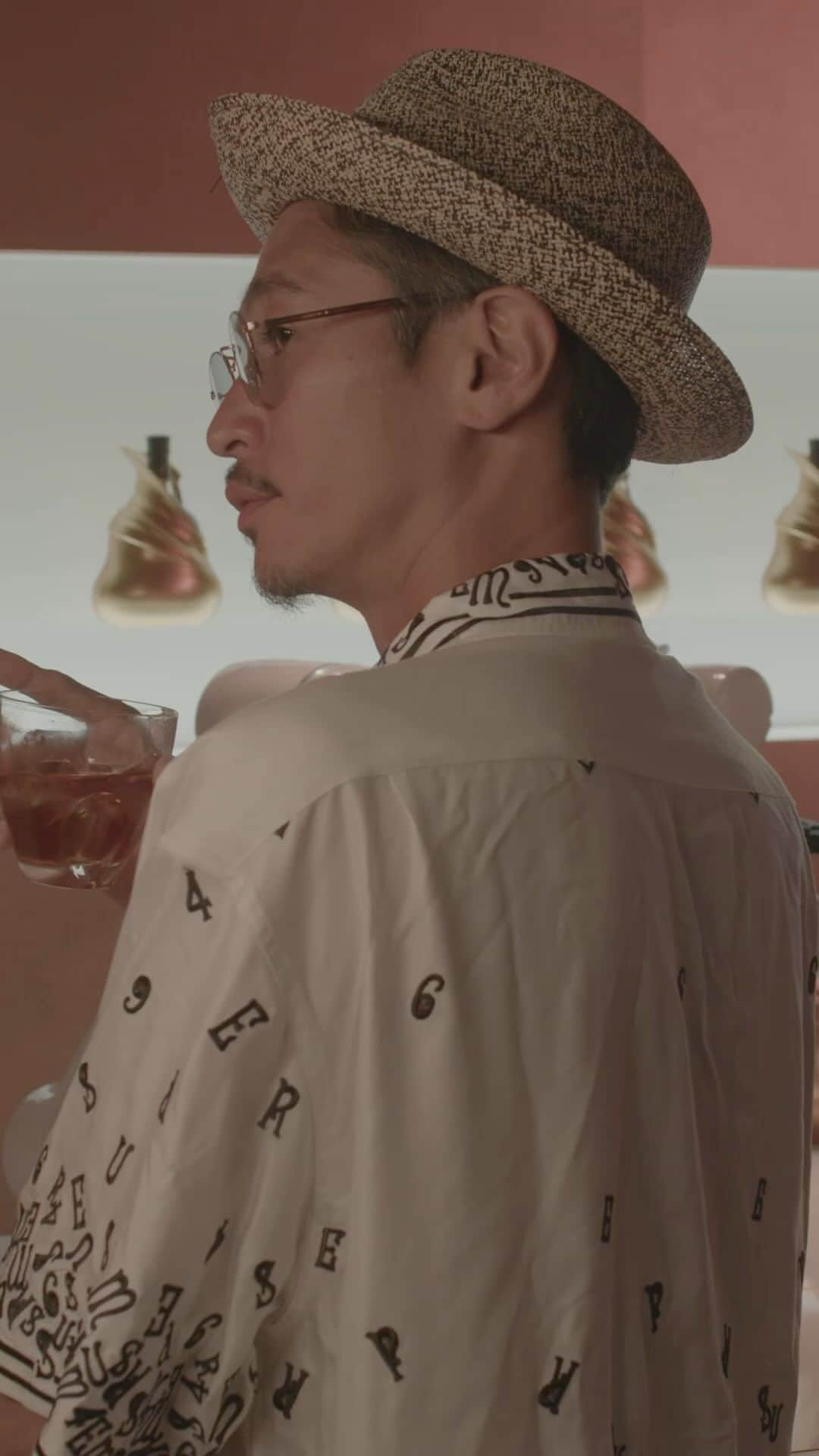 窪塚洋介のインスタグラム：「Hennessy @hennessy  x Kim Jones @mrkimjones ヘネシーX.O限定ボトル ローンチパーティー🥃  キム・ジョーンズがヘネシーにデザインしたスニーカーを履いて🟤  超レアなラインナップの旧知のDJ達の音と共に、コニャックの世界を改めてわからせて頂きました😎✨  #hennessyxkimjones #hennessyXO #ad #DrinkResponsibly」