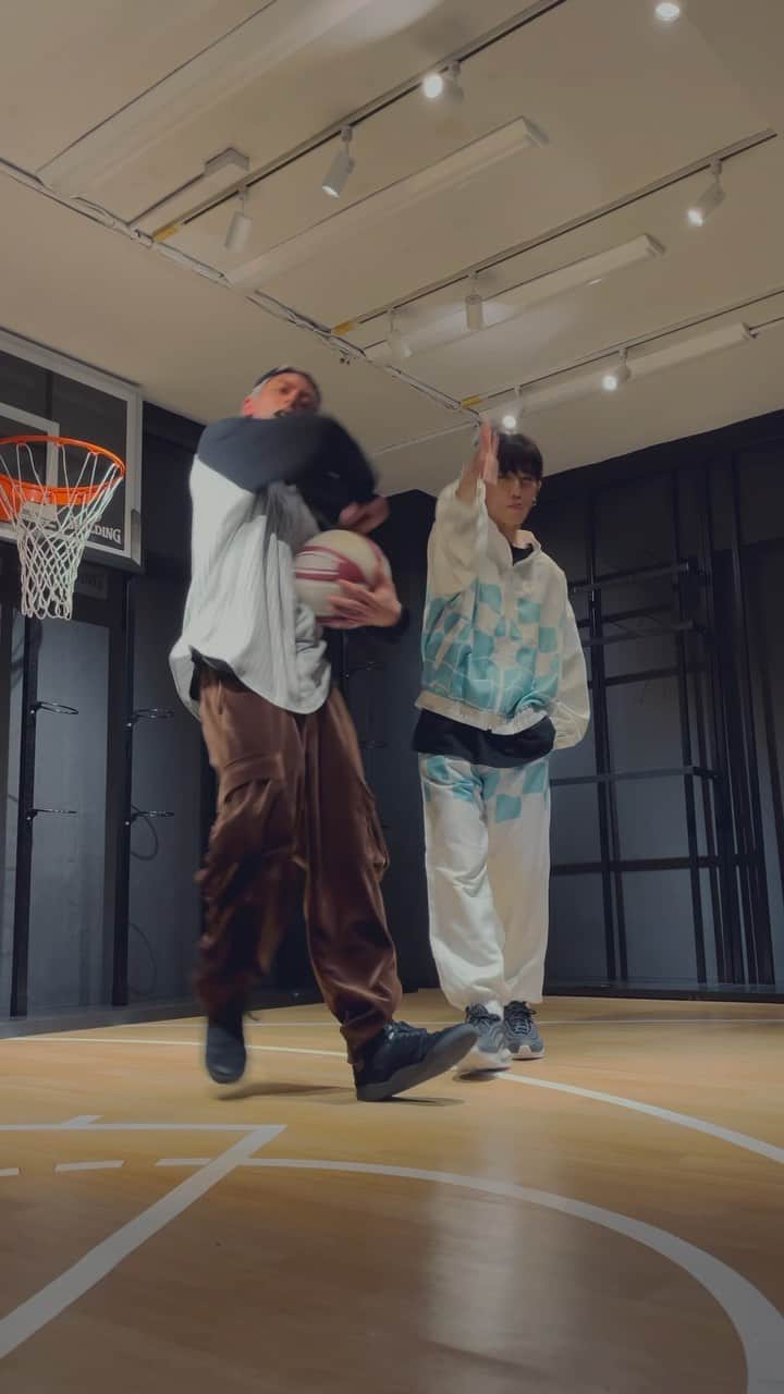 ZiNEZKAMIKAZEのインスタグラム：「met this boy band SUPER★DRAGON( @superdragon_official )at a TV show shooting.later we did a colab with @stillballin14 on youtube! ⁡ one of the member KOKI( @tanaka_koki_0227 )was a beatboxer!!so this went down🤝☺️ ⁡ ももいろ歌合戦でご一緒してyoutubeでスティボともコラボしてもらった。スパドラさん。コーキくんビートボックス特技ってので折角だからセッションした😊」