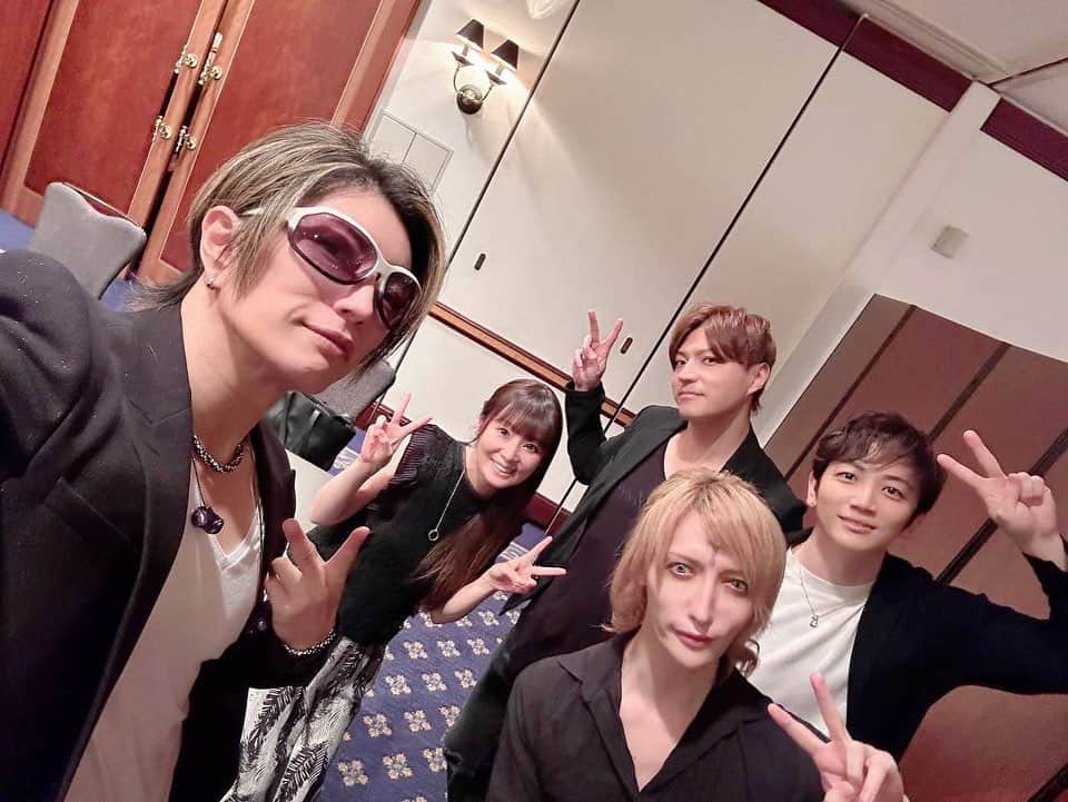 MiA のインスタグラム：「GACKT兄さん　バースデー有難うございました！  子供の時から憧れ続けてるGACKTさんの横でギターを弾かせて頂ける日が来るなんて...  ギターを持てば普段緊張しない僕なのにGACKTさん好きすぎるがあまりに久々にド緊張しました...(しかも本番終わった次の日に何故か緊張のピークが来ました笑)  リハーサル期間はGACKT兄さんに沢山大事な事を教えて頂きました。 アコースティックだったのでGACKTさんと呼吸を合わせての演奏本当に痺れました...  GACKT兄さんに最強のギタリストになる事を約束したので...これからも着いて行かせて頂けるように気を引き締めて頑張ろう、トレーニングも！  と...GACKT兄さんのお誕生日なのに与えて頂いて背中を押して頂いた1日になりました。  GACKT兄さんは最高で最強の兄さんでメンターです。 はぁ、、、めちゃくちゃカッコよかったなあ、、、まだ余韻が...」