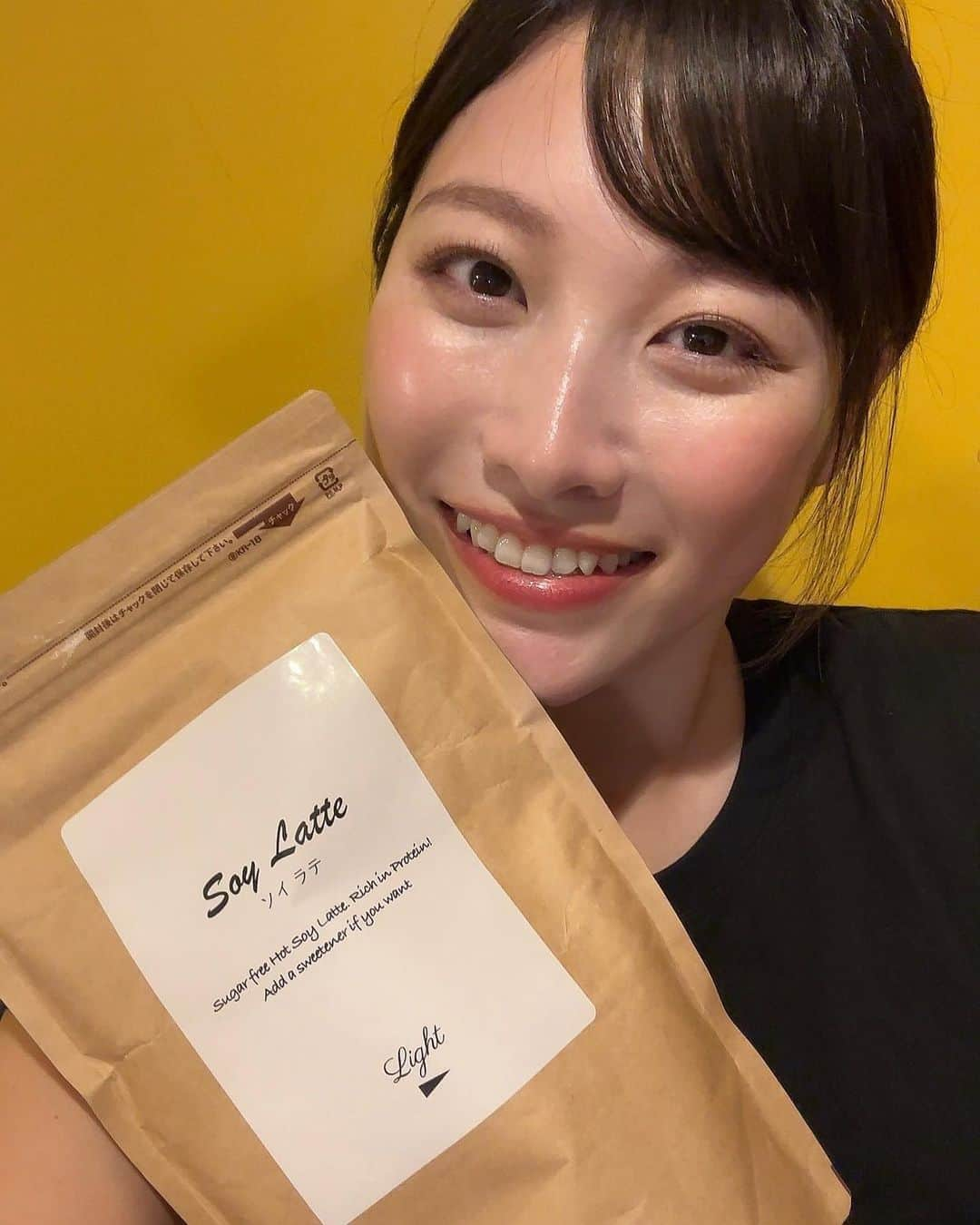 春原未来さんのインスタグラム写真 - (春原未来Instagram)「大豆でできた植物性のプロテイン☘️  内臓冷やさないように,最近温活を心掛けてる時に出会ったホットプロテイン！  初めて飲んでわかったこと。 ケトルで沸騰直後のお湯を入れるとダマになるから,ちょっと冷ますの大事！！それと,ホエイプロテインに慣れてる人はクセを感じて飲みづらいかも…。(黒豆珈琲みたいな味で,もたっとした感じが強い)  でも,完全無糖だから甘いの苦手な人におすすめ❣️私はソイラテ感を強くしたいから,オリゴ糖入れてほんのり甘くして飲んでます😊🤍  すごいなと思ったのが,たんぱく質量15gなのにカロリーは75kcalってところ💡小腹が空いたなー,たんぱく質足りてないなーって時に手軽に摂取できる✨️ ソイプロテインって腹持ちいいし,これを朝ごはんにして活動することもしばしば。  他にもソイプロテインにはコレステロールを下げる,中性脂肪内臓脂肪を減らす働きがあるからおすすめだよー。  I have recently been taking a plant-based soy protein. It is soy latte flavored and unsweetened. I drink it with oligosaccharides. PR @light_jpn  #プロテイン #ソイラテ #ホットプロテインソイラテ #ホットプロテイン #おすすめプロテイン #ソイプロテイン #プロテインダイエット #プロテイン生活 #植物性たんぱく質 #植物性プロテイン #ヴィーガンカフェ #温活女子 #プロテイン置き換え」7月8日 18時07分 - sunohara_miki