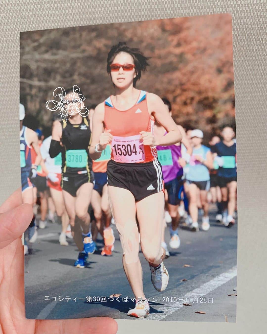 鈴木莉紗のインスタグラム：「【マラソンを走るのにフィジカルトレーニングっているの？】 と疑問に思われている方も多いのではないでしょうか。  個人的な考えでは 【やらなくても走れるけど、トレーニングをすることによるメリットが大きい】です。  1枚目の写真は加圧トレーニングやピラティスなど、トレーニングを全く行ってなかったとき、 走る練習と水泳のみで2度目のフルマラソンを走ったときのもの。  わたしはもともと筋トレが大嫌いだったので一切やりませんでした。 むしろ走れば筋肉つくし、スタイル良くなると信じていました🤣  重心位置は低く、下半身のボリュームが大きいですね🫣 週1回は整骨院へ通っていました。  2枚目は加圧トレーニングを何年も継続しているときのもの。  トレーニングをしないと…  ⚠️ケガするリスクが上がる ⚠️スタイルが悪化する恐れがある ⚠️ランニングフォームを改善しようにも筋肉のバランスが崩れていたり、神経が発達していないため難易度が上がる  以上のことから、フィジカルトレーニングを強くオススメいたします。  本日の19時から#onetokyoスクール Road To #東京マラソン2024 の説明会を開催します。 4枚目の画像のことをお話しいたしますので、トレーニングにご興味ある方はぜひご参加ください☺️  各コーチのzoomミーティングIDとパスコードは以下のとおりです。 ●佐藤なおき ミーティングID: 276 750 6310 パスコード: RAmWD7 ●西池かずと ミーティングID: 883 2265 1770 パスコード: hCZ3ds ●黒川りょう ミーティングID: 792 212 0696 ●鈴木ほくと ミーティングID: 884 146 7405 パスコード: zvSW7r ●冨井なつき ミーティングID: 780 980 0764 パスコード: SPpEw6 ●鈴木りさ ミーティングID: 417 390 9892 パスコード: 592224 よろしくお願いします🤲 #マラソン女子 #マラソントレーニング #マラソン完走」