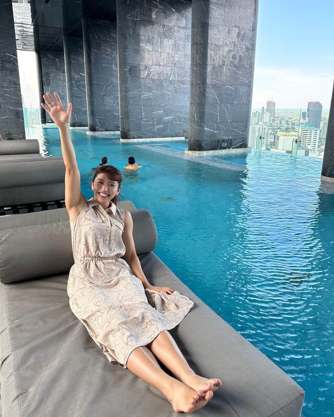 ぱんちゃん璃奈のインスタグラム：「タイのタワーマンションの紹介動画を撮りに中に入らせてもらいました✨✨  50階以上建てでジムついてて、 広いプールもついてて、 その他めちゃめちゃ凄い物が沢山ついてて 私の東京の家より安いって... どんな国だ！！すごい😂‼️‼️ ここに住みたい...✨  詳細はまた後日🇹🇭 是非観てね🎥  #Bangkok #バンコク #タイの物件 #タワーマンション #ぱんちゃん璃奈  #panchanrina #プール付きマンション #住みたい」
