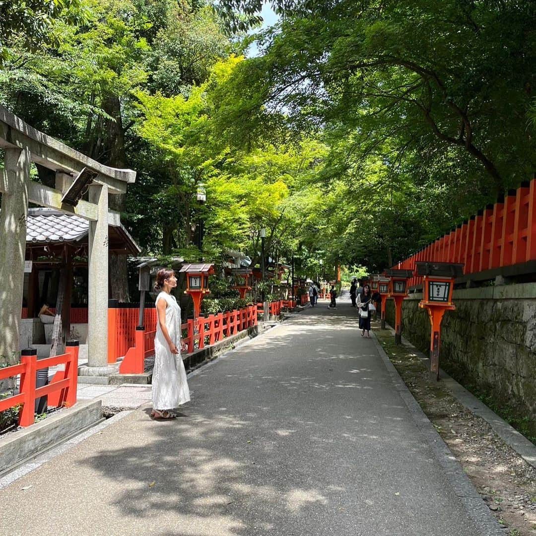 前田有紀のインスタグラム：「この数年、京都のお花に出会って、圃場や作業場などの産地取材をさせてもらって行く中でますます好きになっている京都の町や人、自然や文化。 四年ぶりの制限のない祇園祭を前に八坂神社を訪れました〜！ またお仕事のことはお伝えしますが、人も多くて熱気がすごかったです。来週はすごい賑わいになりそう。  宮津市の檜扇（ヒオウギ）もこの季節に飾られるので、訪れる方はぜひ檜扇にも注目してもらいたいです。（わたしもいつかこの目で見てみたいな）  それにしても京都の夏は暑かった〜😆  one-piece: @laveange_official  styling: @chinakmm  hair&makeup : @pikarin_hairmakeup  #京都　#八坂神社 #祇園祭2023 #京都さんぽ旅」