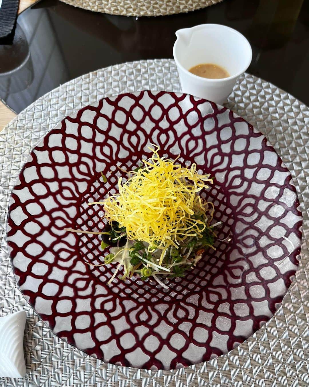 千秋さんのインスタグラム写真 - (千秋Instagram)「信頼する友人たち4人で美味しい中華ランチ🥢 今日はビジネスのお話がメインでした。 紫のお皿って綺麗だなあ🪻🍆🔮💜☯️☂️ #菊川怜 #六本木」7月8日 18時16分 - chiaki77777