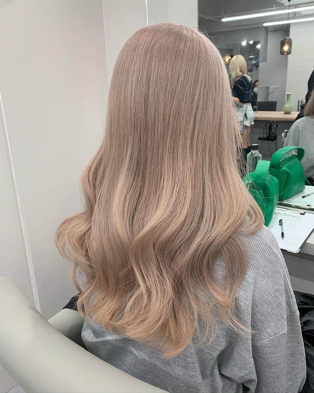 Beleza_official_instagramのインスタグラム：「ミルクティーグレージュ ミルクティーブロンド 🎀  #ブリーチ2回 から♡  ＊選択クーポン＊ 【emi指名限定】と記載のメニューからお選びください  カット＋Wカラー＋内部補修トリートメント　¥20,000〜 カット＋ハイブリーチカラー＋内部補修トリートメント　¥26,400〜  ご予約はプロフィールに記載のURLホットペッパー又は、dmから 初回は髪の履歴や状態によりお時間が長くかかる可能性がありますのでハイブリーチメニューでのご予約がオススメです❕  ブリーチはだれを任せるかで仕上がりも、今後の髪の状態もとっても差がでる技術です ハイクオリティなヘア是非お任せください🎀  来店時にケアの方法もたっぷり お伝えします♡ ダメージレスでムラのない艶ハイトーン一緒に育てていきましょう🌙💫  #ヘアカラートレンド#リタッチブリーチ#ブリーチカラー#ブロンド#ハイトーン#ハイトーンカラー#ハイトーンピンク#ピンクカラー#ハイトーンミルクティー#グレージュカラー#ミルクティー#ミルクティーカラー#ピンクミルクティー#ミルクティーベージュ#ブロンドヘアー#ブロンドカラー#インナーカラー#ハイトーンボブ#ホワイトピンク#ピンクベージュ#ピンクブロンド#ホワイトベージュ#ホワイトカラー#ホワイトブロンド#抜きっぱなし#抜きっぱなしブロンド#emi_special」