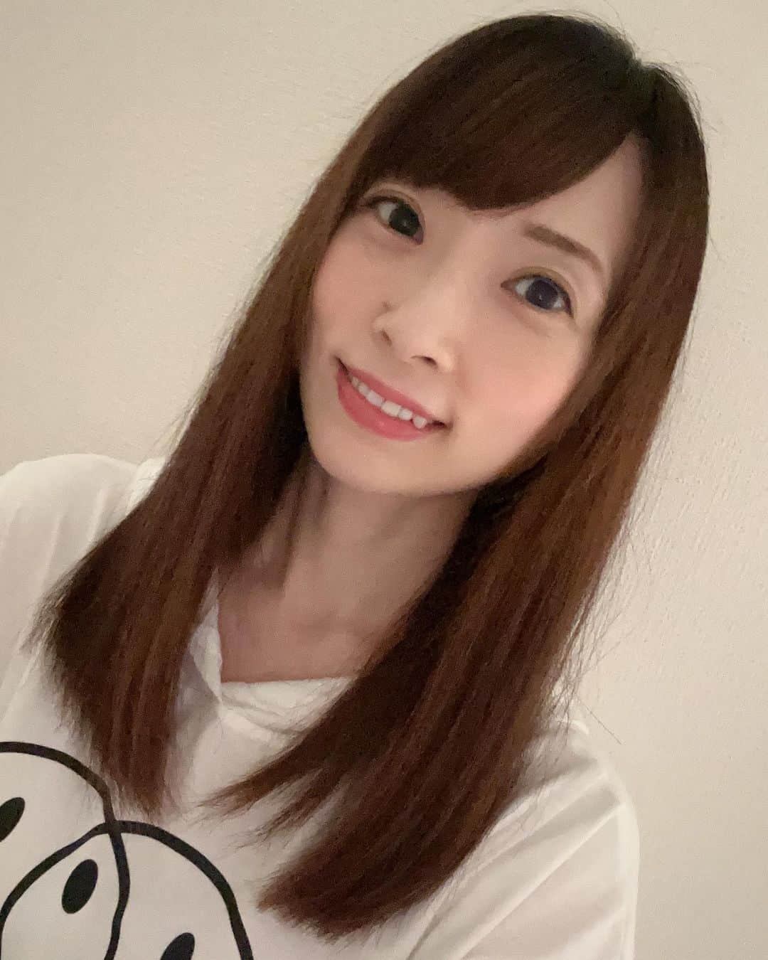 のインスタグラム：「ヘアセットした！ 絡まなくてノンストレス（笑）  #ヘアカット #ストレートヘア  #メイク済み」