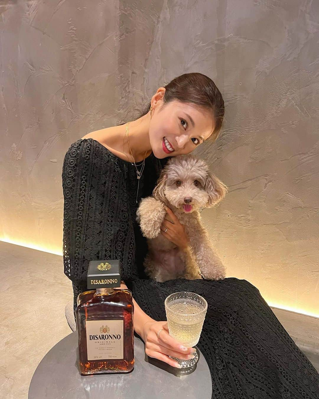 東野佑美のインスタグラム：「週末の家族時間🥂 こういう時間が幸せですね。♡  アマレットで乾杯したからって どっちがゴッドファーザーの曲を 完璧に歌えるかで一生盛り上がる夫婦。笑  ボタさん🐶いつもくだらない会話に 付き合ってくれてありがとう🥹🫶 明日トリミングしまちょね🐩  #ディサローノ#Disaronno #ドルチェヴィータ#アマレット  #ゴッドファーザー #アマレットジンジャー」