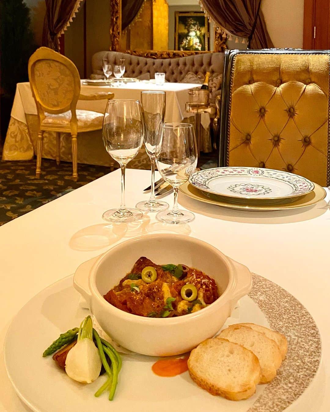 InterContinental Tokyo Bayさんのインスタグラム写真 - (InterContinental Tokyo BayInstagram)「. ラ・プロヴァンスでは、メインディッシュにニース風トマトの煮込み料理 “トリップ”をお楽しみいただけるプランをご用意しております。 牛の内臓「トリップ」を風味豊かなトマトソースで煮込んだフランスで定番の一品です。 ほろほろと煮込んだ牛肉と、弾力と歯応えのあるトリップのコンビネーションをぜひラ・プロヴァンスでお楽しみください。  #intercontinentalTOKYObay #intercontinentallife #intercontinental  #インターコンチネンタル東京ベイ  #ホテルインターコンチネンタル東京ベイ  #LaProvence #ラプロヴァンス #ファインダイニング #finedining #フレンチ #French #フランス料理  #レストラン #Restaurant  #ランチ #Lunch #ディナー #Dinner #トリップ #トリッパ #トマト  #煮込み料理 #内臓 #フレンチ好きな人と繋がりたい  #tokyofrench #frenchrestaurant  #東京グルメ #東京フレンチ」7月8日 18時22分 - intercontitokyobay