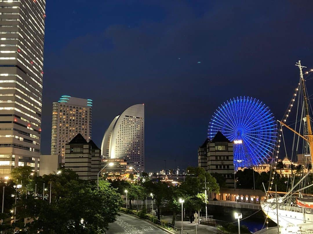 横浜ベイホテル東急［公式］さんのインスタグラム写真 - (横浜ベイホテル東急［公式］Instagram)「// みなとみらいのコスモワールドにある 大観覧車「コスモクロック21」 イベントにあわせたイルミネーションが みなとみらいを明るく照らしています お泊まりの際は、バルコニーから ゆっくりとご覧いただき くつろぎの時間をお過ごしください . ※1枚目は七夕バージョン🎋その他は別日に撮影 ※観覧車の見えないお部屋もございます . #コスモクロック #コスモクロック21  #観覧車 #コスモワールド  #七夕 #イルミネーション  #夜景 #夜景撮影  #ホテルからの景色  #みなとみらい夜景 #横浜夜景  #ferriswheel #nightview  #ベイ東急de夏休み  #横浜ベイホテル東急  #みなとみらい #横浜  #みなとみらい線フォト散歩  #にしまろ探検隊  #travelgram  #yokohamabayhoteltokyu  #myyokohama」7月8日 18時22分 - yokohamabayhoteltokyu