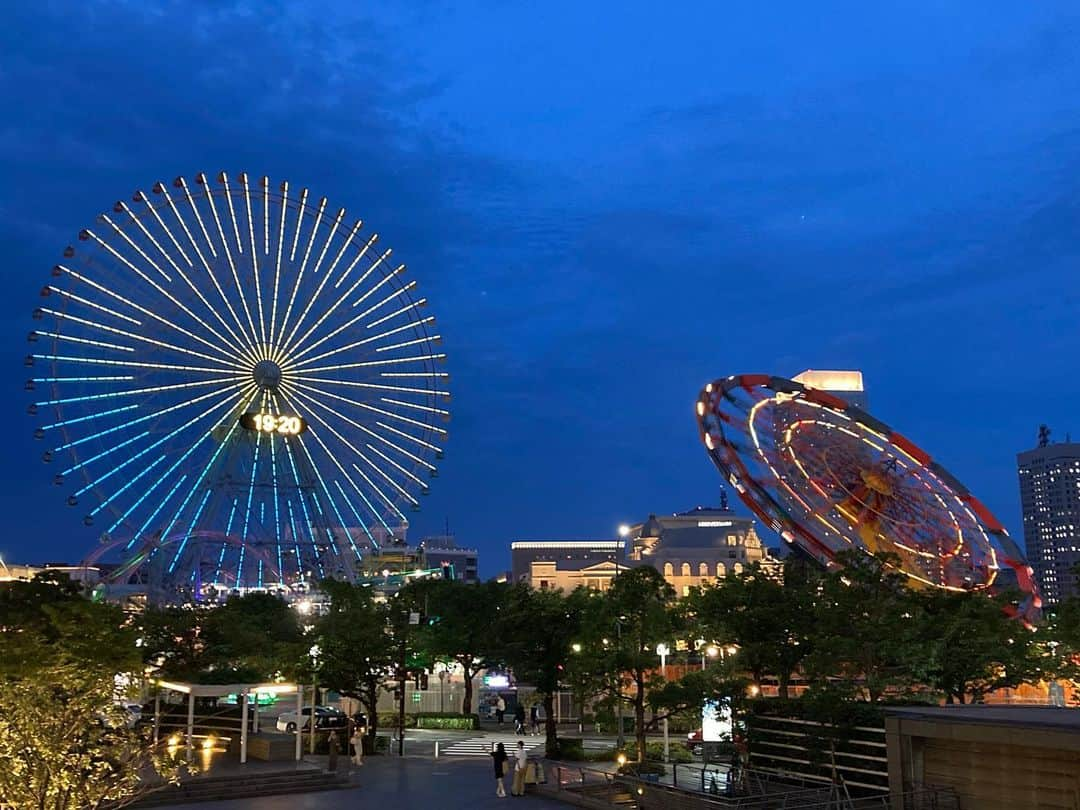 横浜ベイホテル東急［公式］さんのインスタグラム写真 - (横浜ベイホテル東急［公式］Instagram)「// みなとみらいのコスモワールドにある 大観覧車「コスモクロック21」 イベントにあわせたイルミネーションが みなとみらいを明るく照らしています お泊まりの際は、バルコニーから ゆっくりとご覧いただき くつろぎの時間をお過ごしください . ※1枚目は七夕バージョン🎋その他は別日に撮影 ※観覧車の見えないお部屋もございます . #コスモクロック #コスモクロック21  #観覧車 #コスモワールド  #七夕 #イルミネーション  #夜景 #夜景撮影  #ホテルからの景色  #みなとみらい夜景 #横浜夜景  #ferriswheel #nightview  #ベイ東急de夏休み  #横浜ベイホテル東急  #みなとみらい #横浜  #みなとみらい線フォト散歩  #にしまろ探検隊  #travelgram  #yokohamabayhoteltokyu  #myyokohama」7月8日 18時22分 - yokohamabayhoteltokyu