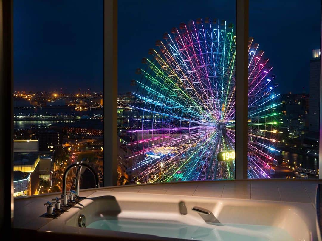 横浜ベイホテル東急［公式］さんのインスタグラム写真 - (横浜ベイホテル東急［公式］Instagram)「// みなとみらいのコスモワールドにある 大観覧車「コスモクロック21」 イベントにあわせたイルミネーションが みなとみらいを明るく照らしています お泊まりの際は、バルコニーから ゆっくりとご覧いただき くつろぎの時間をお過ごしください . ※1枚目は七夕バージョン🎋その他は別日に撮影 ※観覧車の見えないお部屋もございます . #コスモクロック #コスモクロック21  #観覧車 #コスモワールド  #七夕 #イルミネーション  #夜景 #夜景撮影  #ホテルからの景色  #みなとみらい夜景 #横浜夜景  #ferriswheel #nightview  #ベイ東急de夏休み  #横浜ベイホテル東急  #みなとみらい #横浜  #みなとみらい線フォト散歩  #にしまろ探検隊  #travelgram  #yokohamabayhoteltokyu  #myyokohama」7月8日 18時22分 - yokohamabayhoteltokyu
