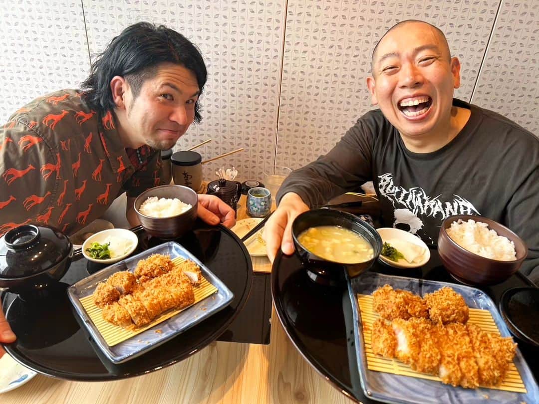 のインスタグラム：「『黒豚とんかつ』  今日は鹿児島でSHARPさんのイベントに蓮華と一緒に行かせてもらいました(*^O^*)　  空き時間に鹿児島らしいものを食べようと、地元の人に聞いたら「寿庵のとんかつ」が美味しいとのこと、蓮華の山下くんと食べに行きました！鹿児島の黒豚は脂が甘くて美味しいのです(^-^)　  #鹿児島#黒豚とんかつ#よしもと#SHARP#黒豚料理寿庵#レギュラー松本#あるある探検隊#蓮華#山下くん#とんかつ」