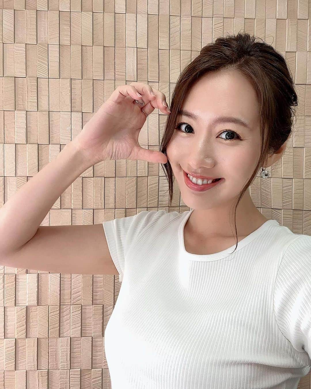 守永真彩のインスタグラム：「. . 夏競馬！！！ 毎日暑い日が続いていますが、皆様体調は大丈夫ですか？🥺  そして昨日は七夕🎋でしたね〜 七夕ってなんだかワクワクします☺️ みなさんのハッピーな願いが叶いますように🎋  さて！ JRAでは明日、七夕賞・プロキオンSが行われます🐎✨  今夜もグリーンチャンネル 日曜レース展望KEIBAコンシェルジュ🐎 19:30〜21:00 生放送 ぜひご覧ください❤️❤️❤️  担当は棟広コンシェルジュと辻コンシェルジュです！  #競馬　#七夕」
