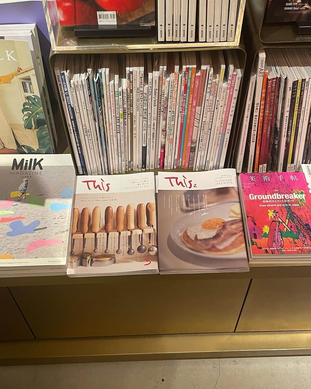 北原徹さんのインスタグラム写真 - (北原徹Instagram)「まさかのギンザシックス　@ginza_tsutayabooks 2号、3号を並べての平置き。  感謝しかありません！  書店に馴染む本づくりを頑張ります❣️  @this0515 @please_tokyo」7月8日 18時30分 - torukitahara