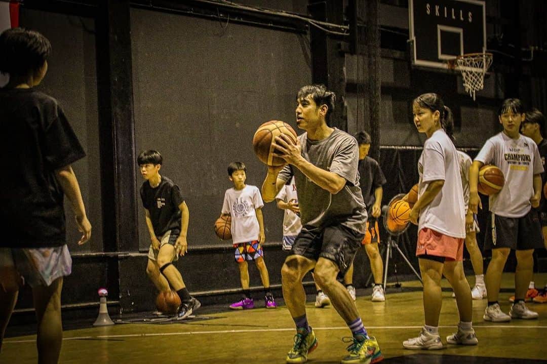 仲西淳のインスタグラム：「好きな事を伝えられる喜び  今やれることだから沢山やろう  バスケは本当に凄いスポーツ  沢山の人を幸せにして、繋げてくれる  Basketball connects us all  Journey continues...🏀❤️  #basketball #Shoehurry #2handsbasketball  #kago  #Japanbasketball #バスケットボール #バスケ好きな人と繋がりたい  #仲西淳 #Skills #スキルトレーニング  #japan #kids #love #passion #dowhatyoulove」