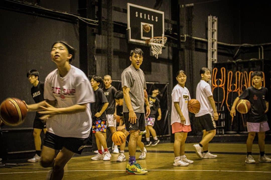 仲西淳さんのインスタグラム写真 - (仲西淳Instagram)「好きな事を伝えられる喜び  今やれることだから沢山やろう  バスケは本当に凄いスポーツ  沢山の人を幸せにして、繋げてくれる  Basketball connects us all  Journey continues...🏀❤️  #basketball #Shoehurry #2handsbasketball  #kago  #Japanbasketball #バスケットボール #バスケ好きな人と繋がりたい  #仲西淳 #Skills #スキルトレーニング  #japan #kids #love #passion #dowhatyoulove」7月8日 18時30分 - jwalkballfolife