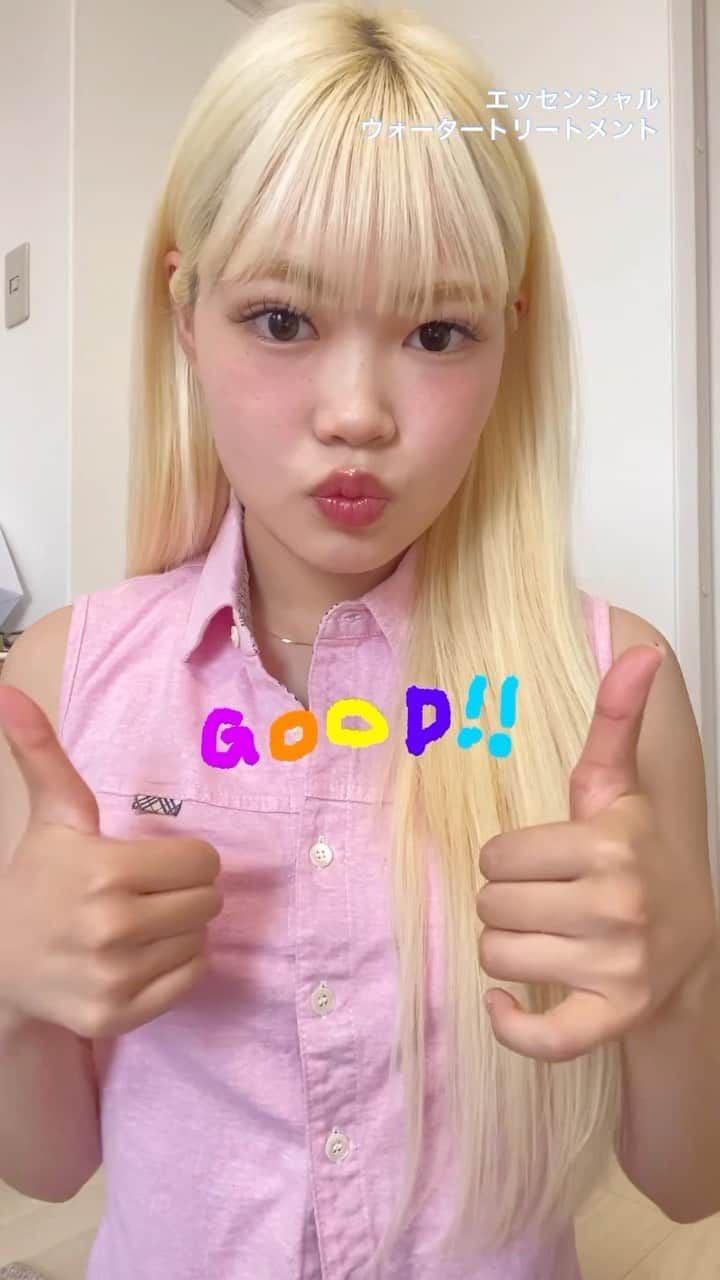川端結愛のインスタグラム：「🧴🫧💕🚿  エッセンシャルから新感覚の 洗い流さないトリートメント！  ウォータートリートメントなので ジャーーっと髪の毛に一気にかけられるのが夏やからこそ時短になって、推しポ！🤣💕🚰  ツルッとサラッと軽い仕上がり☺ ヘアケアに気を遣うブロンド髪さん達にぜひ！ #pr #エッセンシャル #ウォータートリートメント #マーメイド髪水 #ヘアケア」