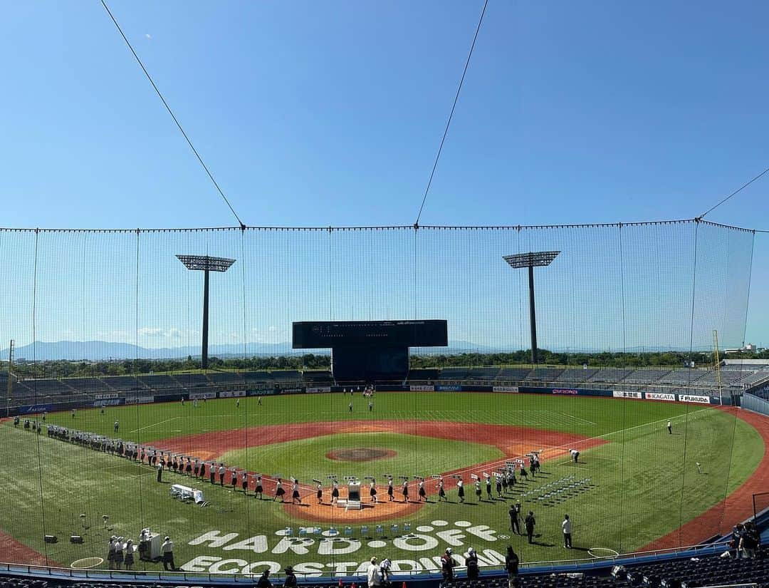 大角怜司さんのインスタグラム写真 - (大角怜司Instagram)「. 【105回目の夏開幕⚾️】  おととい、夏の高校野球新潟大会が開幕しました🔥  開会式の堂々とした選手たちの行進に、選手宣誓。  開幕試合前の一球に思いを込めた始球式に、その後の熱戦。  胸が熱くなる瞬間の連続でした。  球児の皆さんにとって最高の夏になりますように。  全力で応援すると共に、 熱い思いを持ってお伝えしていきます🔥  写真は開会式前に、MCを務めた大石アナ・富山アナと、一緒にグラウンドリポートを担当した富沢アナの4人で記念に1枚撮ったものです！  #夏の高校野球 #新潟大会#甲子園 #高校球児 #開会式 #ハードオフエコスタジアム #UX#新潟テレビ21  #アナウンサー」7月8日 18時32分 - ux_ogaku.reiji