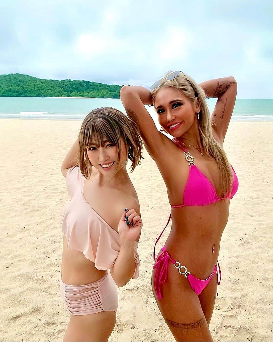 DJ YURINAのインスタグラム：「へんな形の水着を選びがちなんだけど、後で絶対後悔するんだよねぇ😹  日焼けの跡がそれぞれ違くってまぢでへんなもようの生物になってる🙀🙀🙀🐠  #水着ギャル  #日焼けあと  #日焼け女子  #おしり #👙」