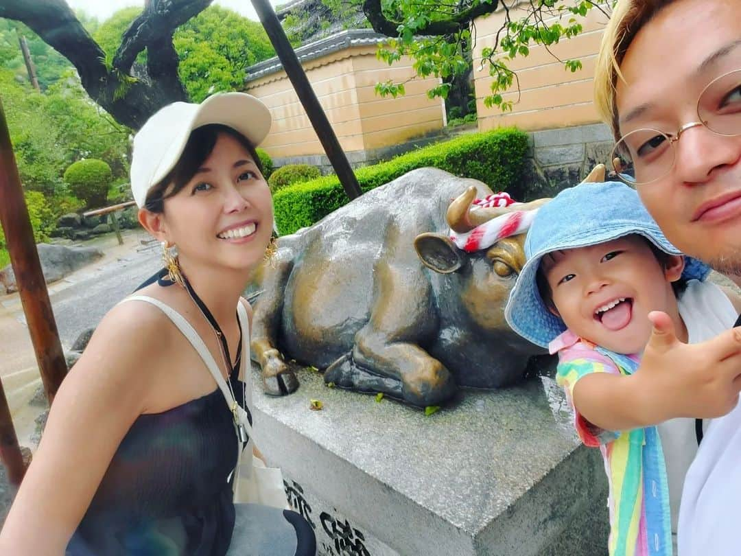 西真理子さんのインスタグラム写真 - (西真理子Instagram)「⛩太宰府天満宮⛩  ラーメン後太宰府へ！向かってる途中大雨😨参道途中雨宿りしながら向かい着く頃には雨も小雨に✨  何も調べずいったのでスポット抑えてなかったけど、楼門、太鼓橋、そして御本殿は新しくなったみたいで木が生えてた‼️とても綺麗でパワーを感じました😊樟若葉には苔が生えていて生命力を感じたなぁ✨ 心の中でトトロの曲が流れてましたw　御神牛もしっかりなでなでしてきました😁  丁度10年前位に一人できた事があったけどまさか家族で来れるなんて感慨深い。 3つの橋は過去、現在、未来を表す橋なんだって！未来の力をもらってこれからに備える事ができました🤭 駅も素敵🏵電車も好きな息子は色んな色の電車を見て大満足💓 初めてベビーカーなしで電車乗ったけどとってもお利口さんにしてそのまま寝落ち🤭パパも一緒にねw 一人で沢山歩いてよく頑張りました❤因みにお守りは2万円分近く買いました😂効きますように☘  #太宰府天満宮 #福岡 #弾丸 #子連れ旅行 #パワースポット #皆丑年 #おみくじ  #ここ数年 #末吉 #大吉引きたい」7月8日 18時35分 - mari.nishi.7